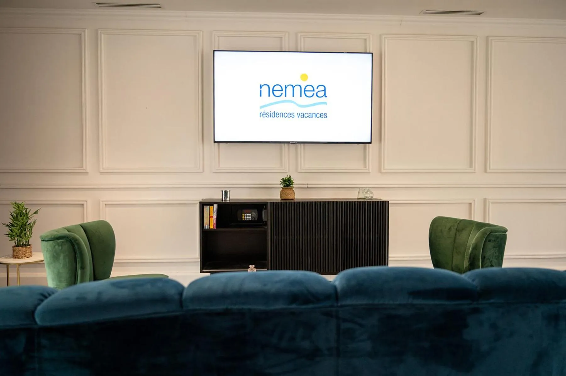 TV and multimedia in Nemea Appart Hotel Les Hauts de Milady Biarritz