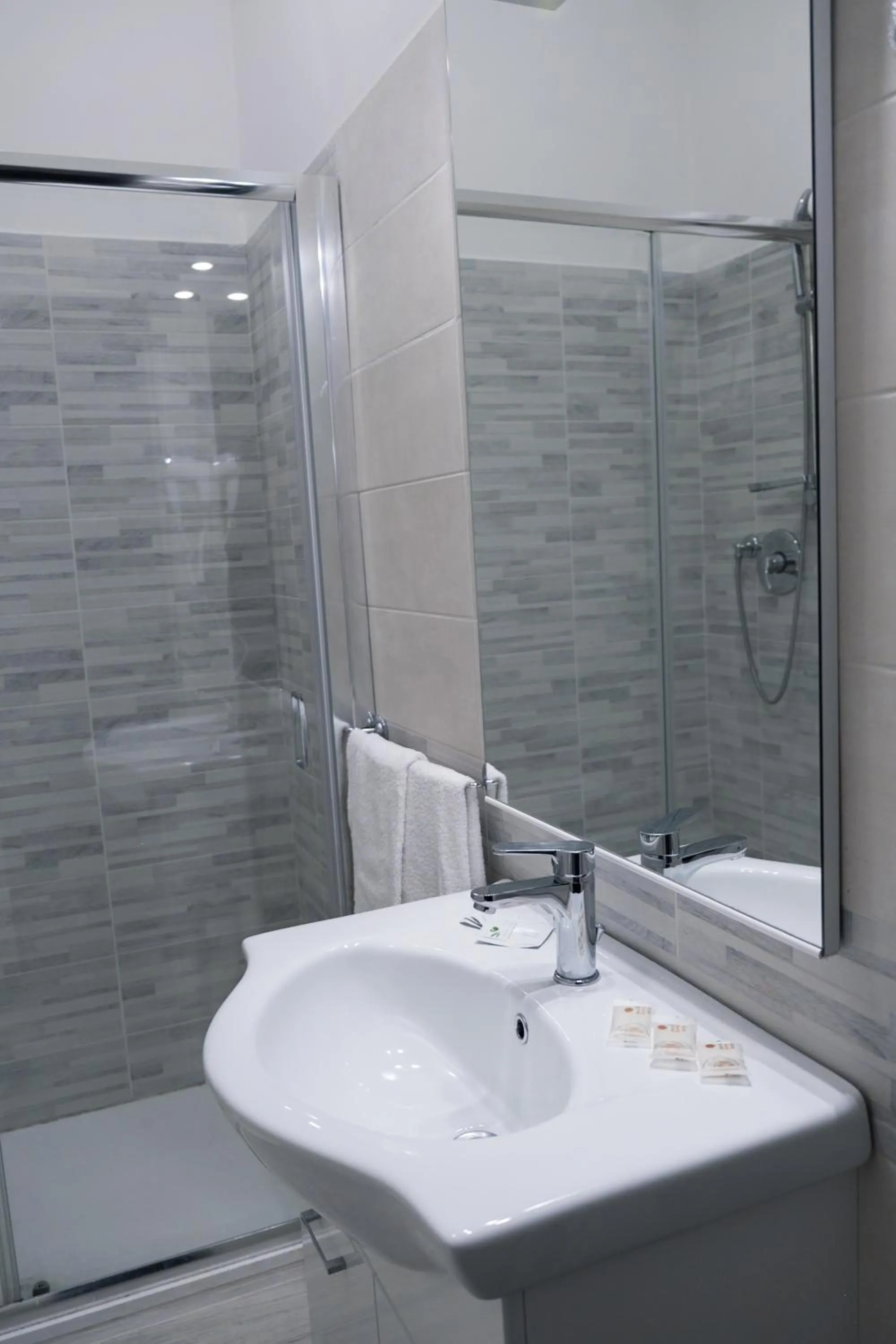 Shower in Hotel d'Este