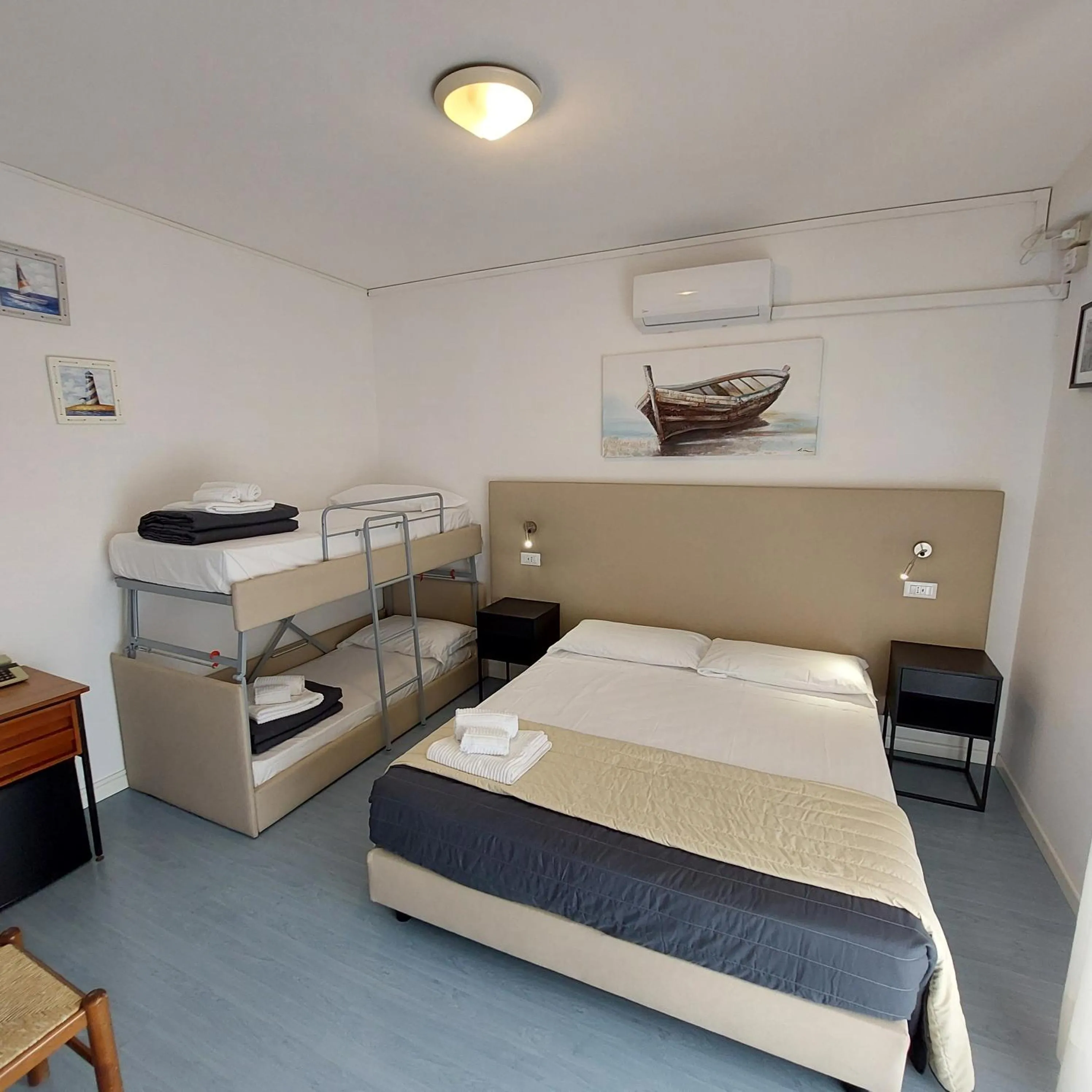 bunk bed, Bed in Hotel Helvetia