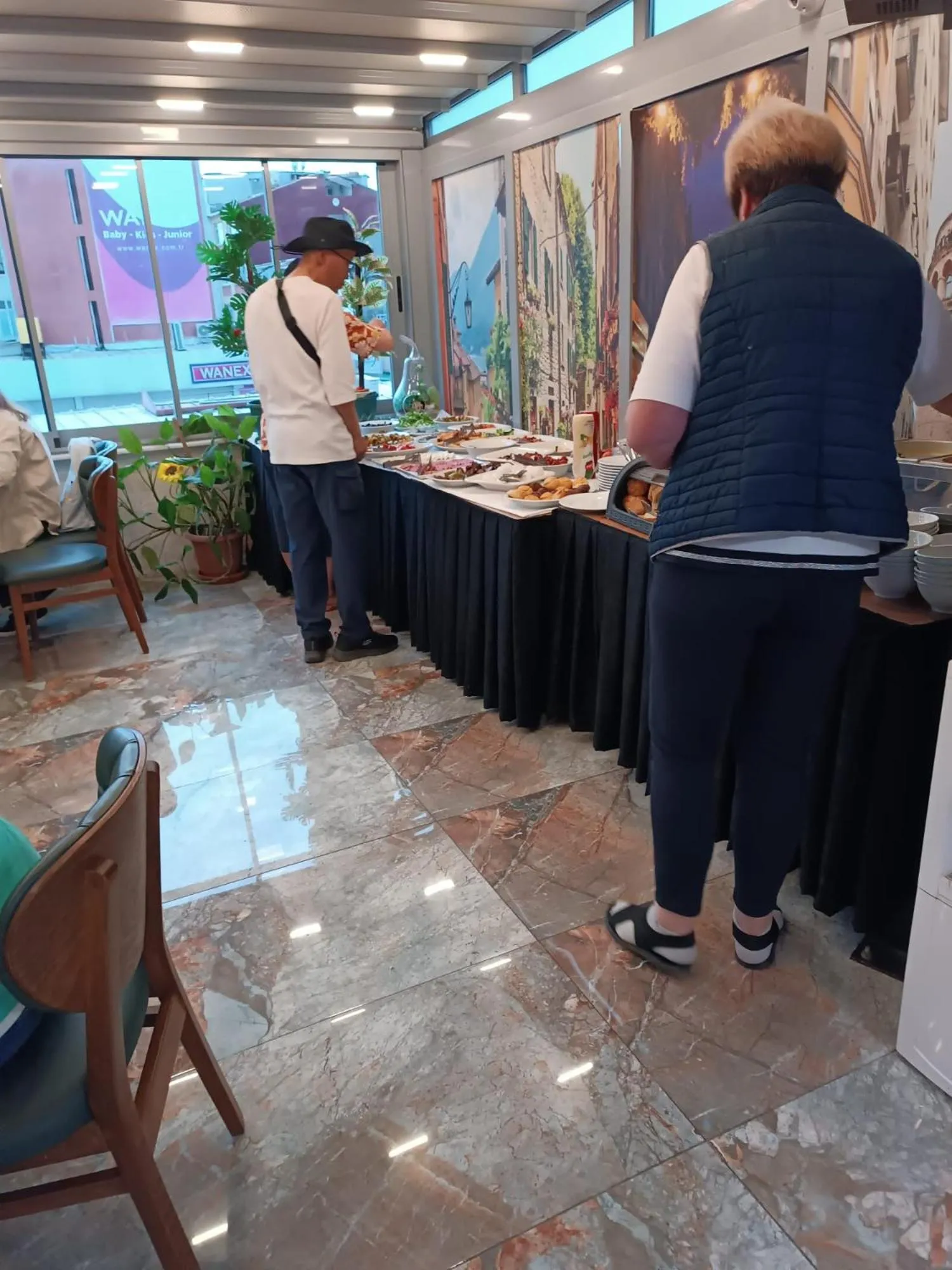 Restaurant/places to eat in Bona Sera Hotel