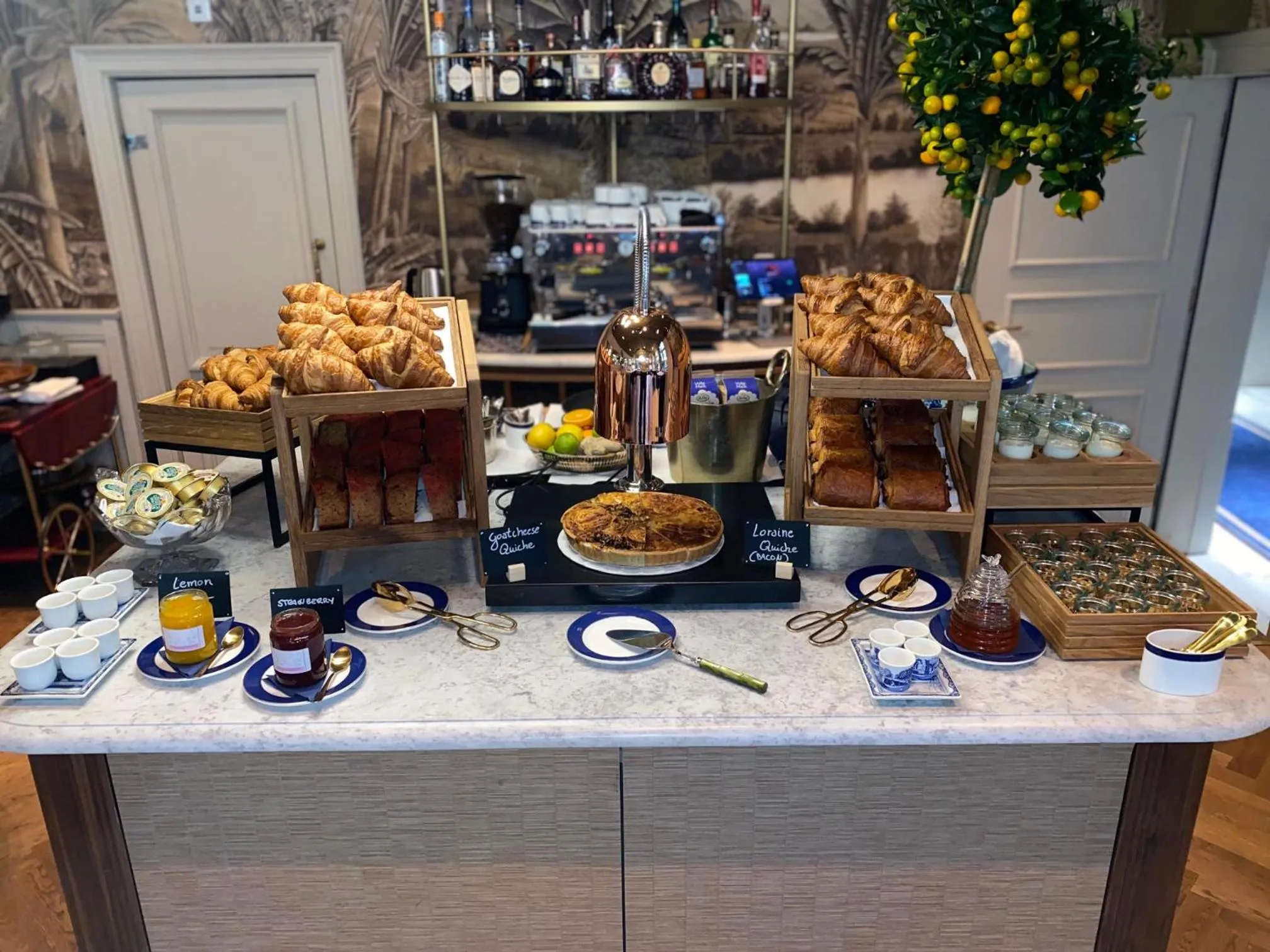 Breakfast in Hotel 717