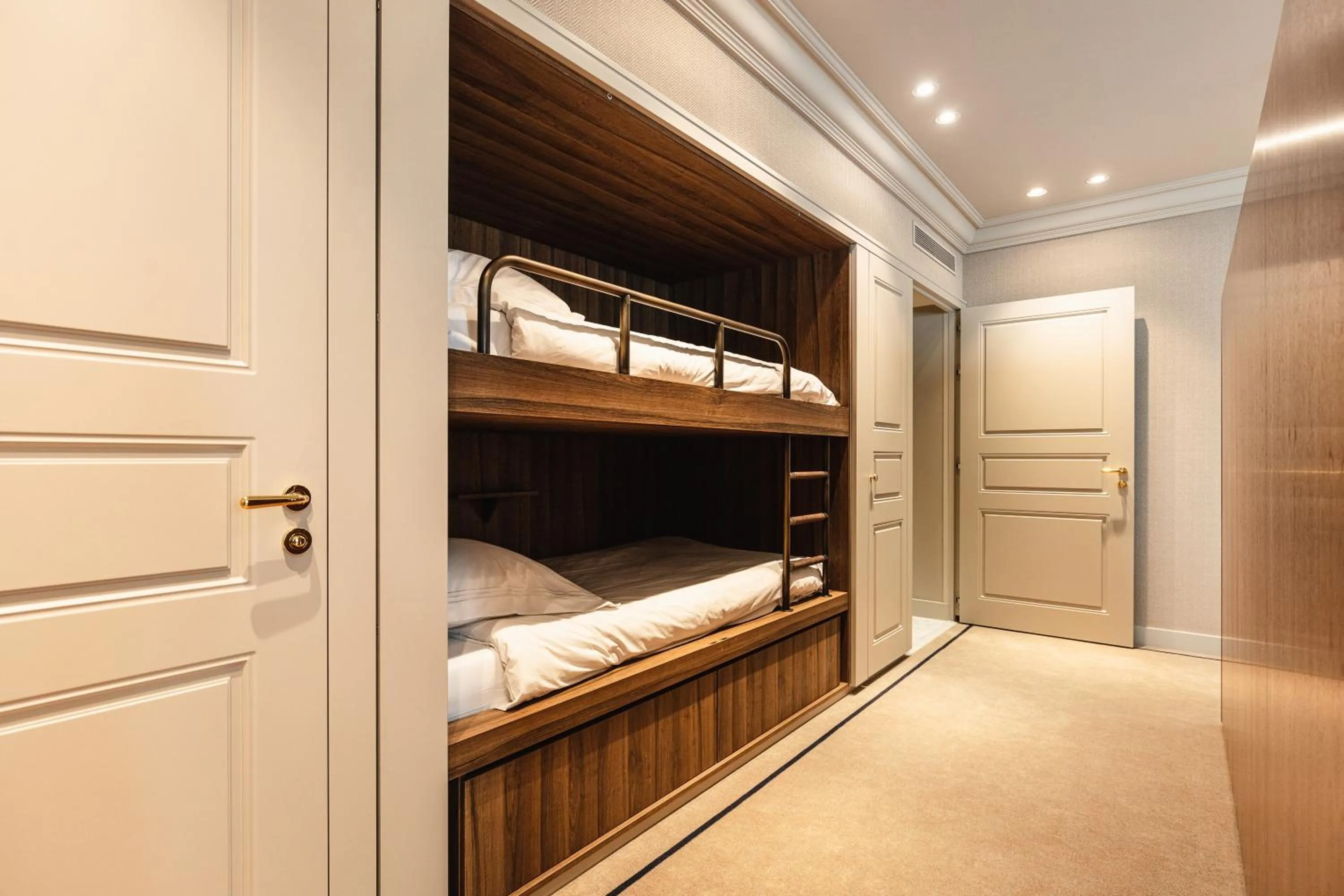 bunk bed, Bed in Hotel 717