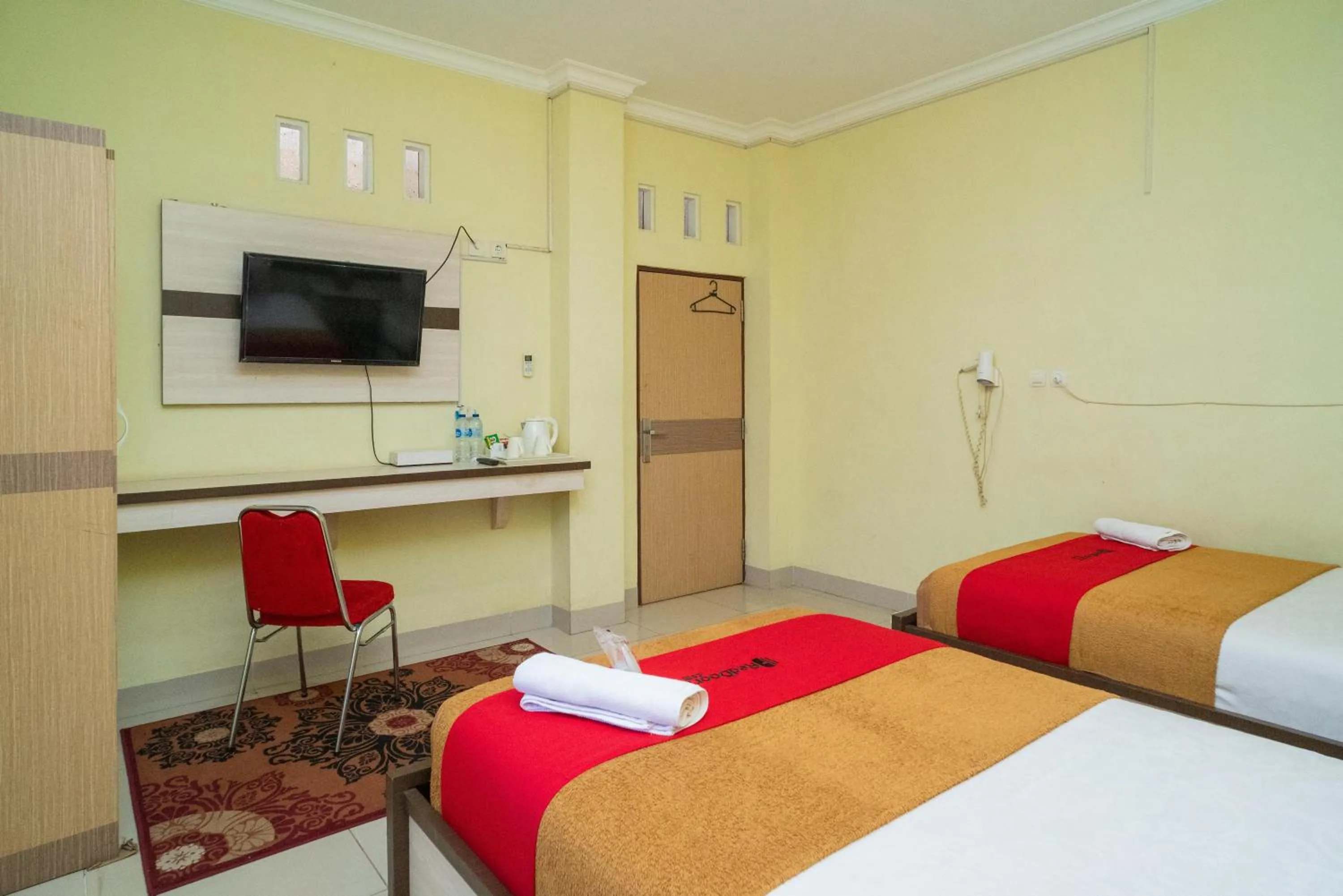 Bed in RedDoorz Syariah Near Lapangan Dwiwarna Barabai