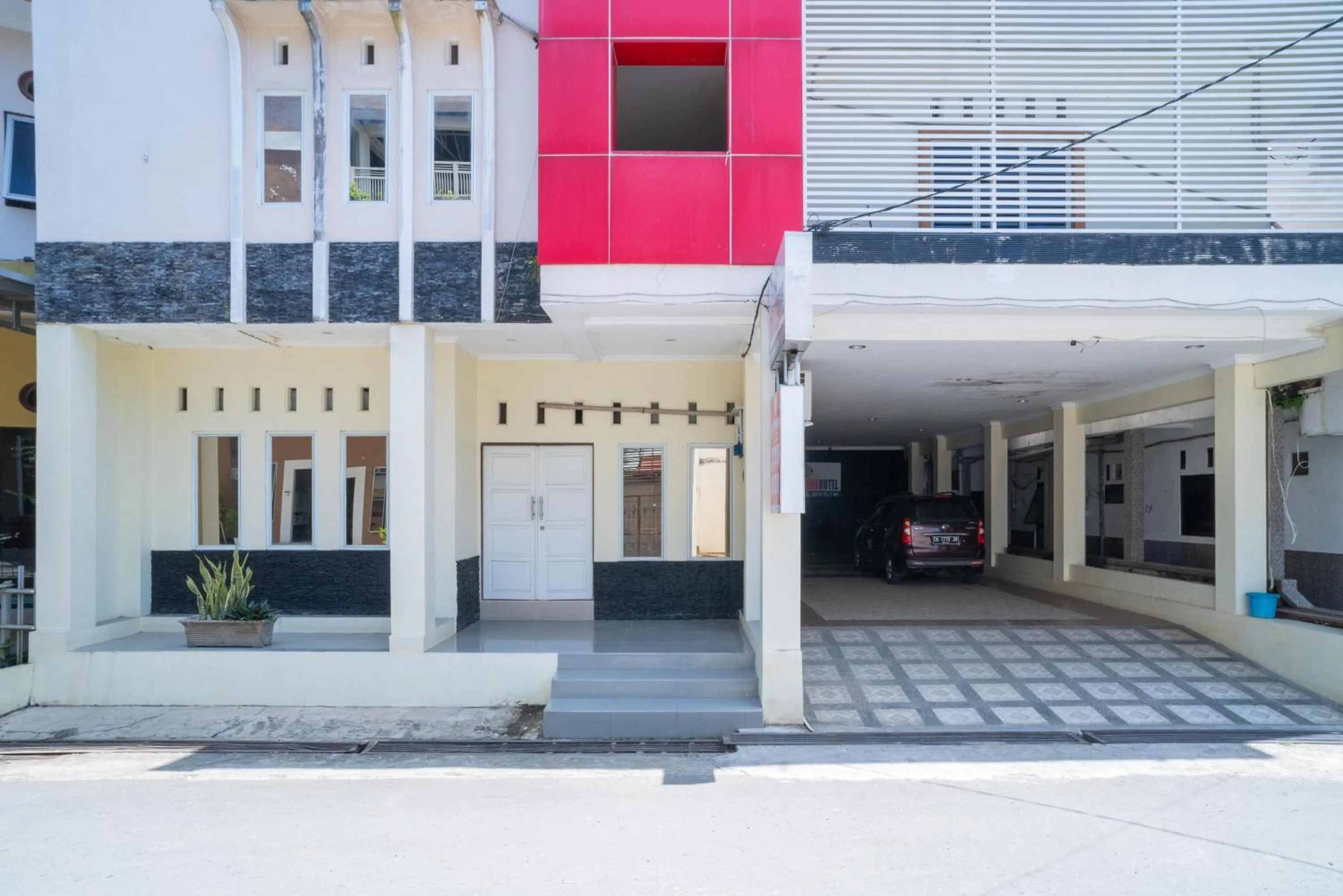 Property building in RedDoorz Syariah Near Lapangan Dwiwarna Barabai