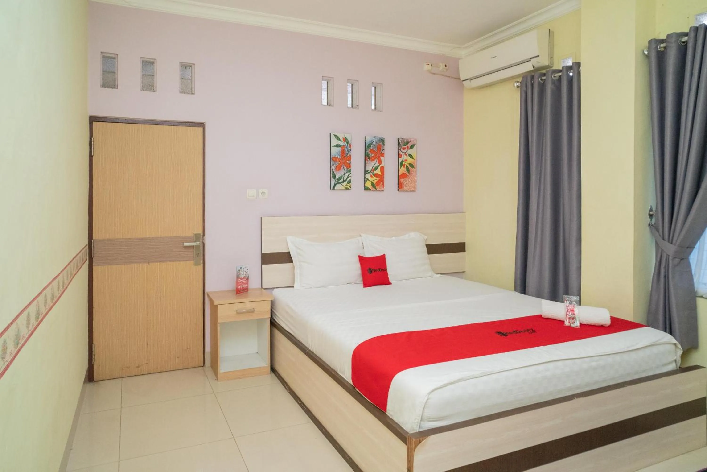 Bed in RedDoorz Syariah Near Lapangan Dwiwarna Barabai