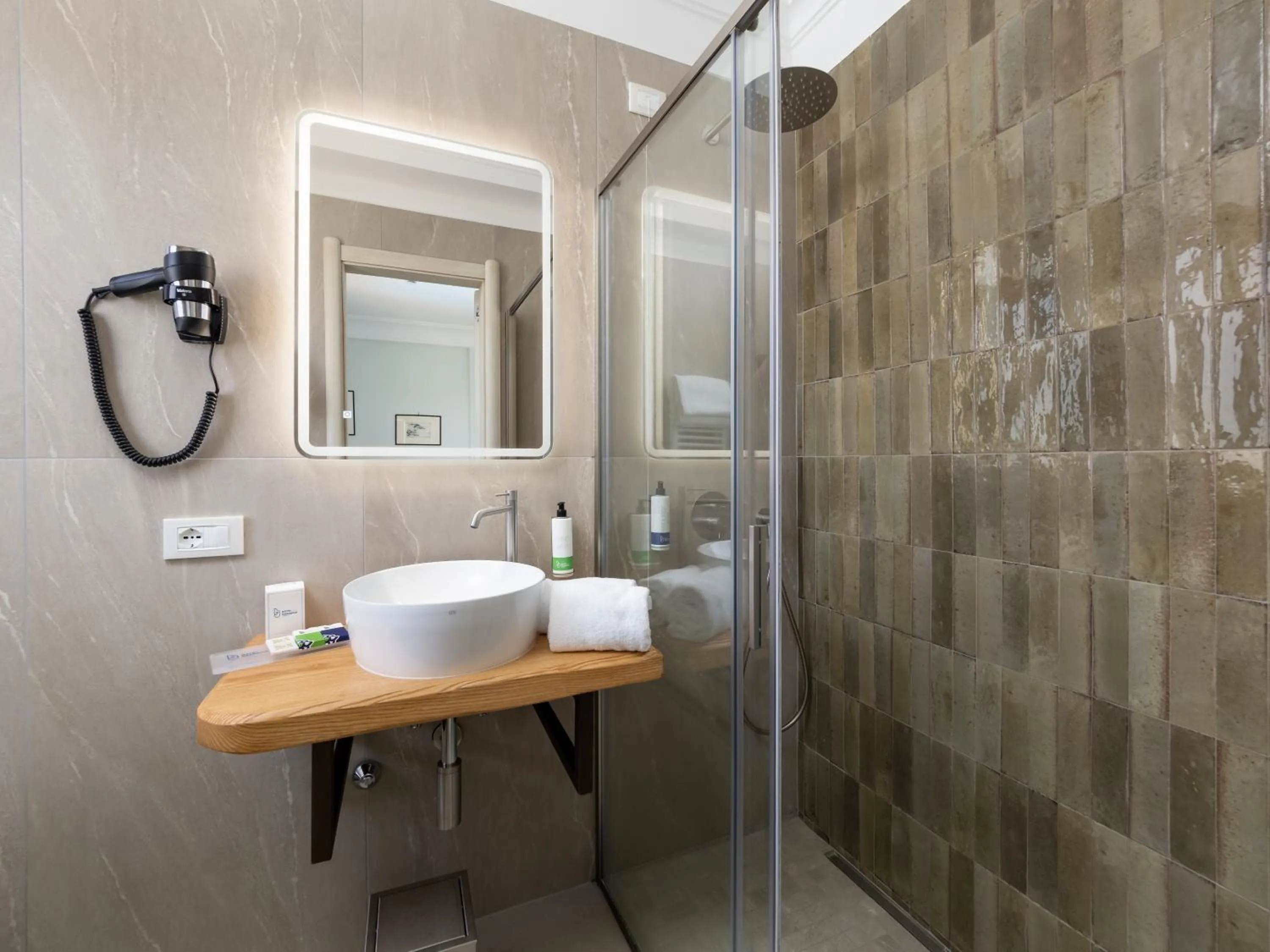 Bathroom in Hotel Gardenia Sorrento, Ascend Hotel Collection