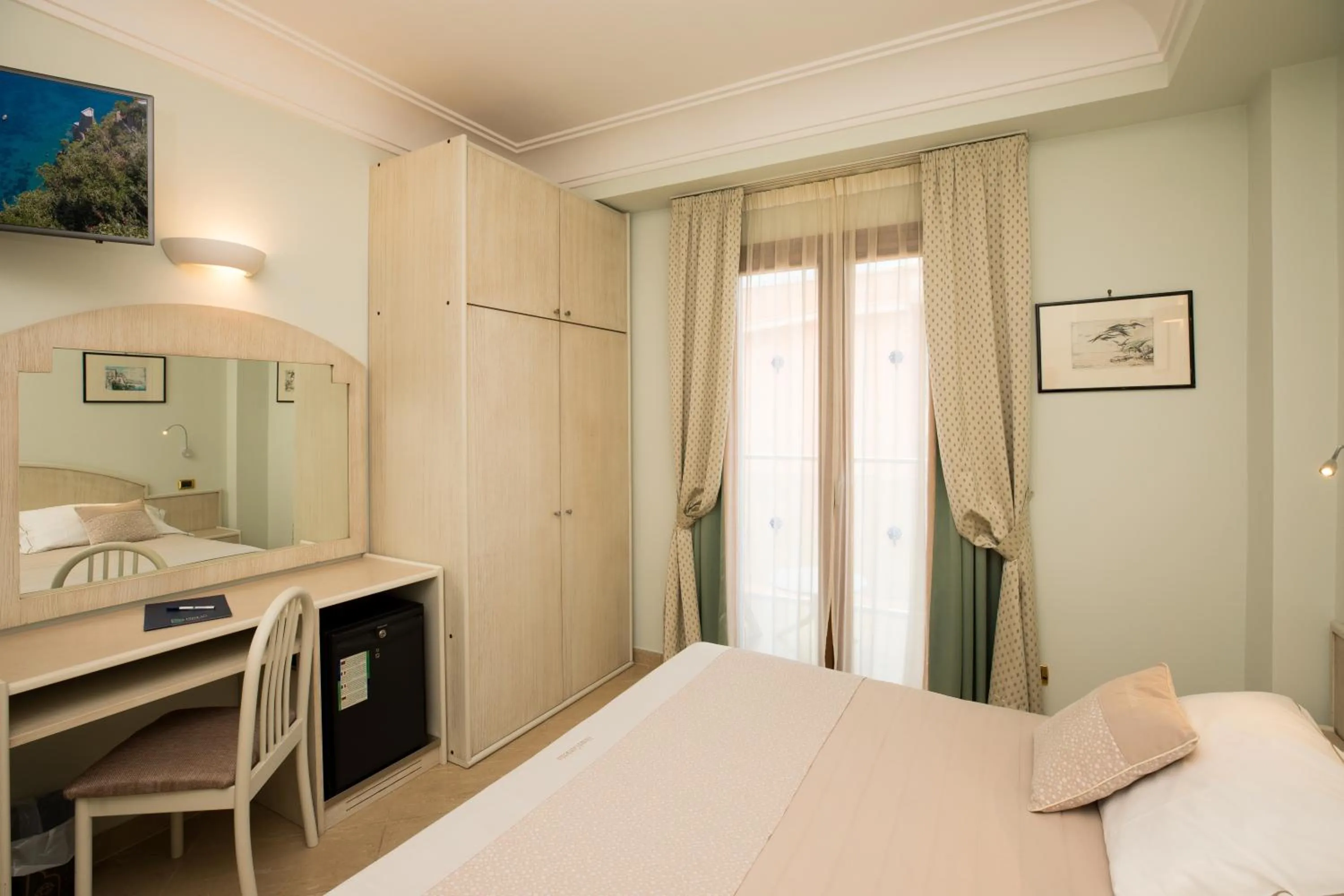 Photo of the whole room, Bed in Hotel Gardenia Sorrento, Ascend Hotel Collection