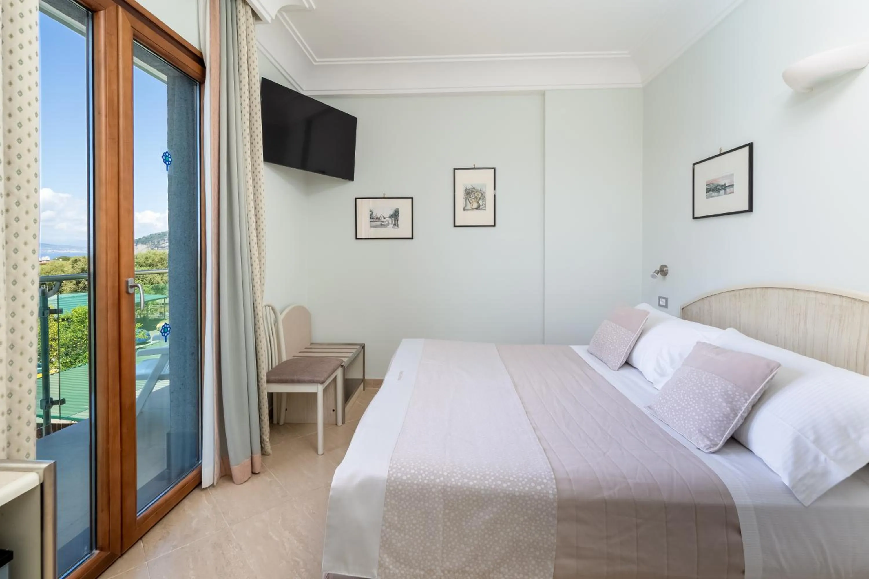 Bedroom, Bed in Hotel Gardenia Sorrento, Ascend Hotel Collection