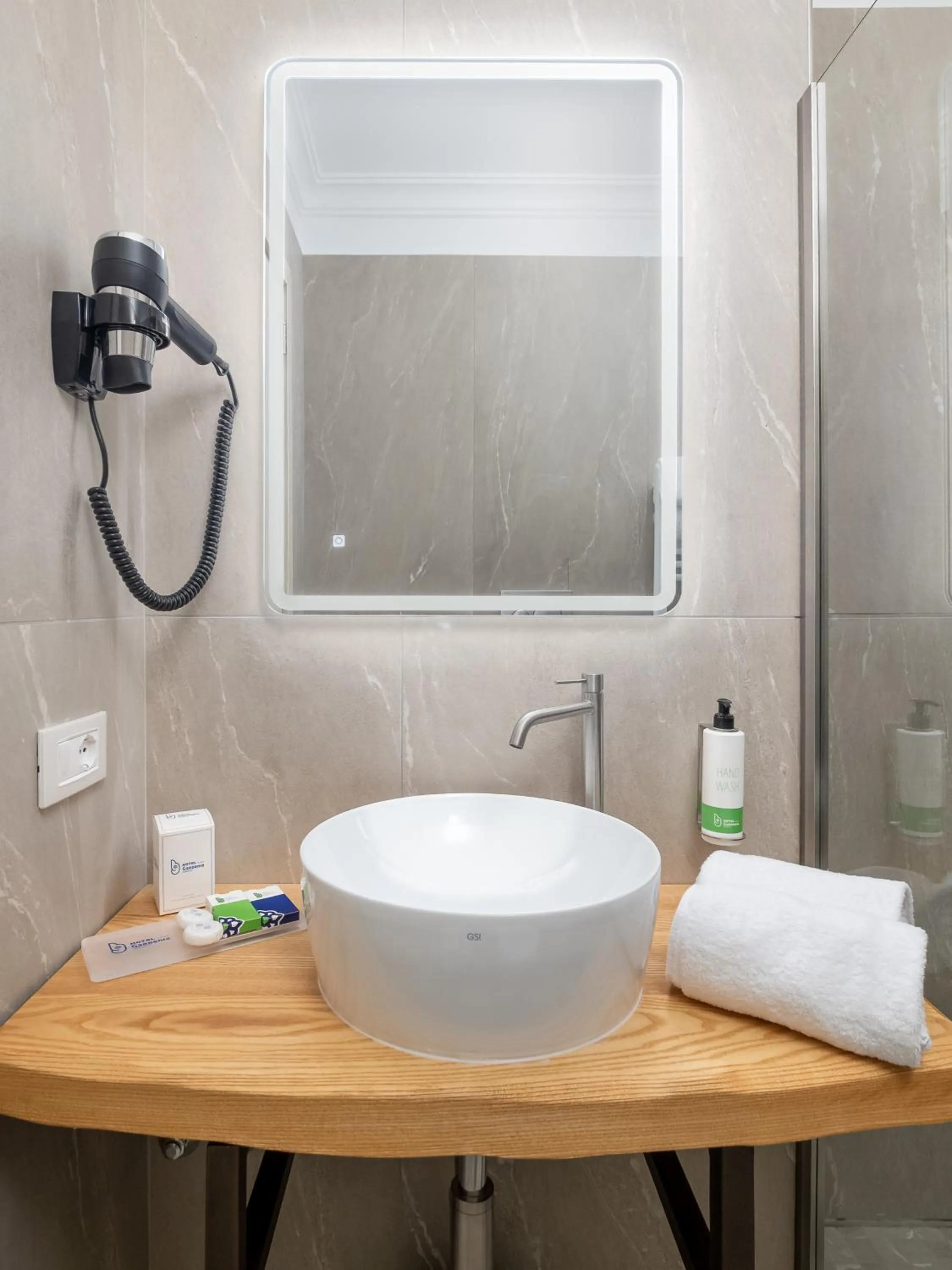 Bathroom in Hotel Gardenia Sorrento, Ascend Hotel Collection