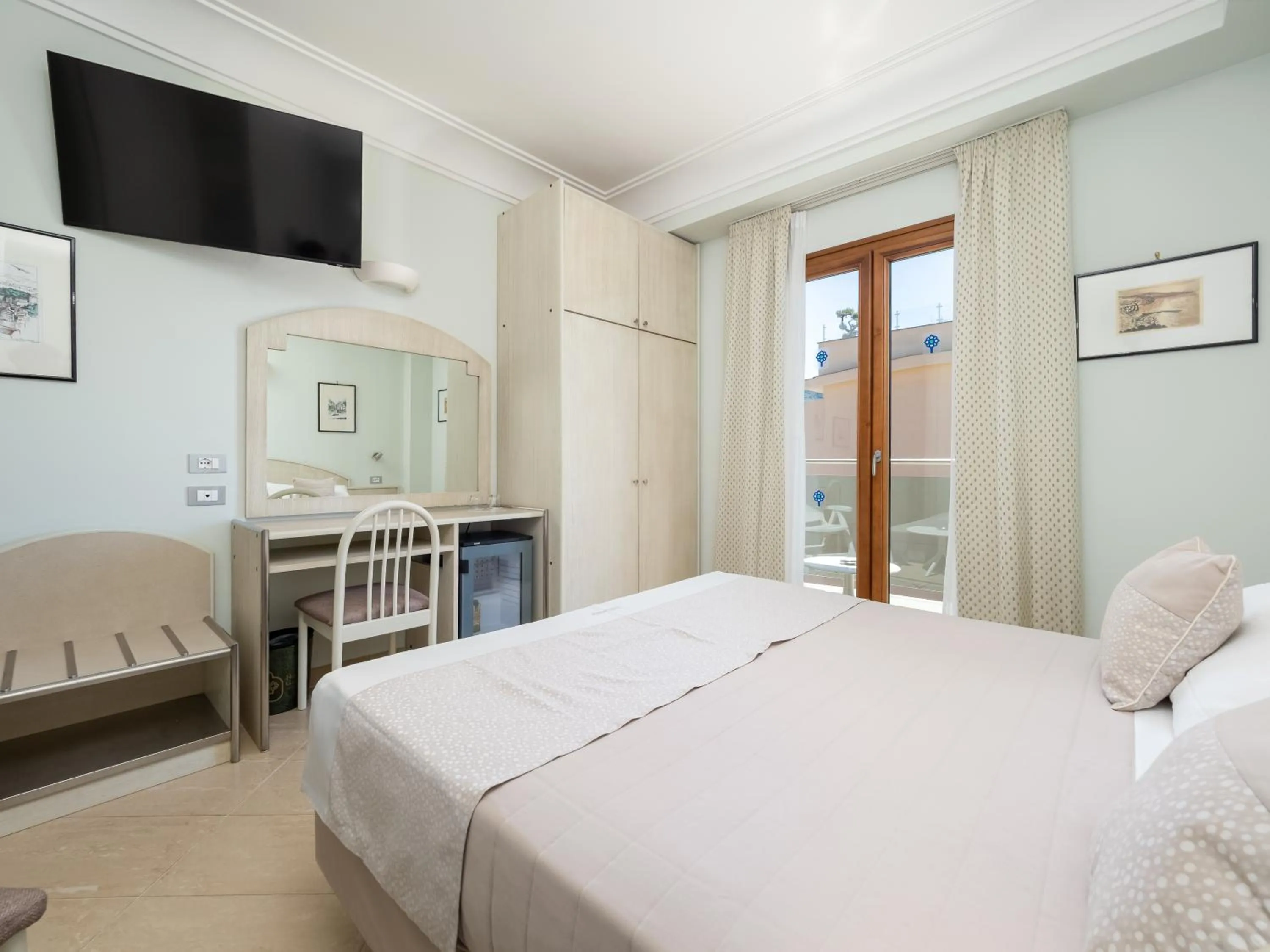Bedroom, Bed in Hotel Gardenia Sorrento, Ascend Hotel Collection