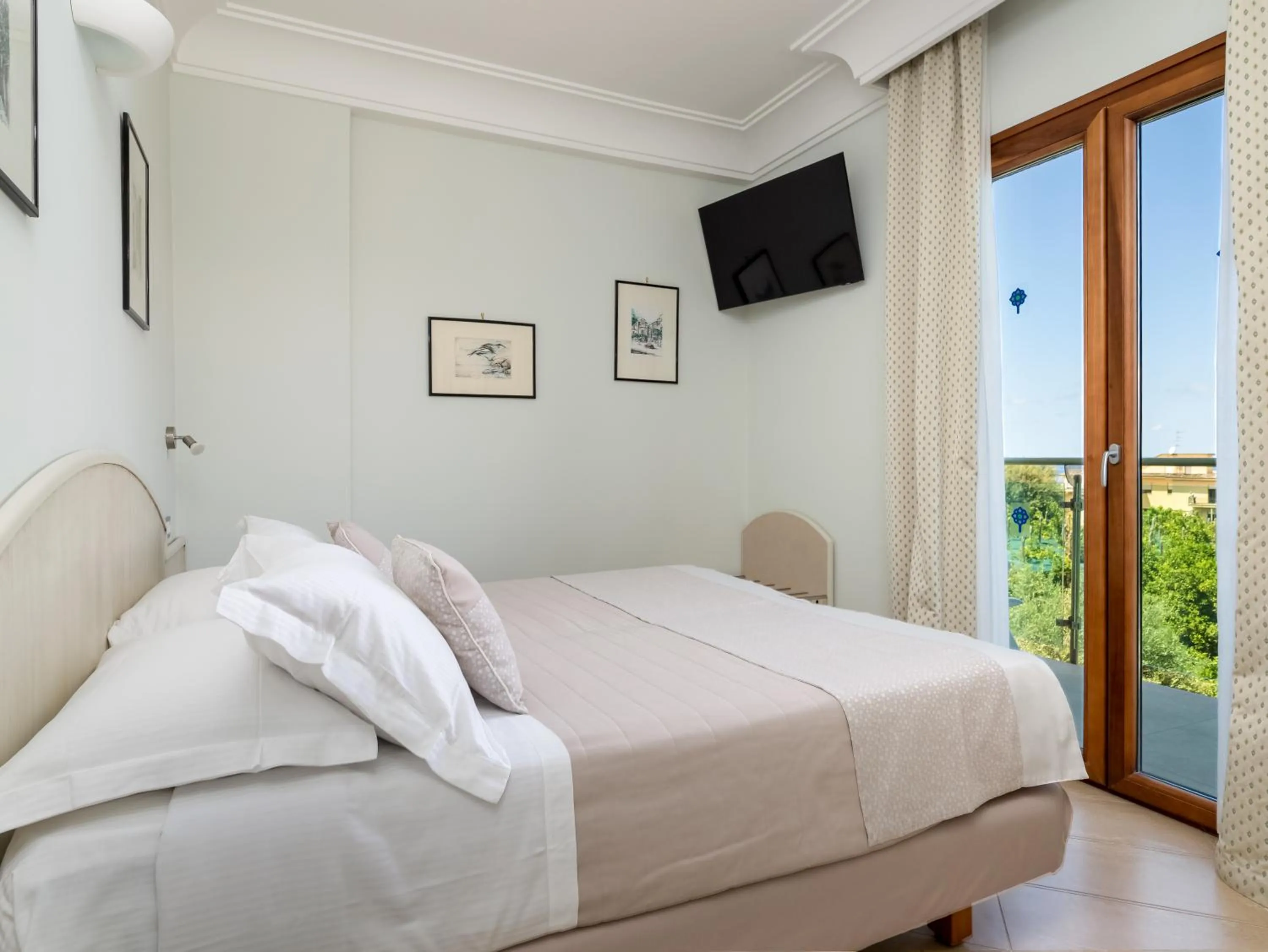 Bedroom, Bed in Hotel Gardenia Sorrento, Ascend Hotel Collection