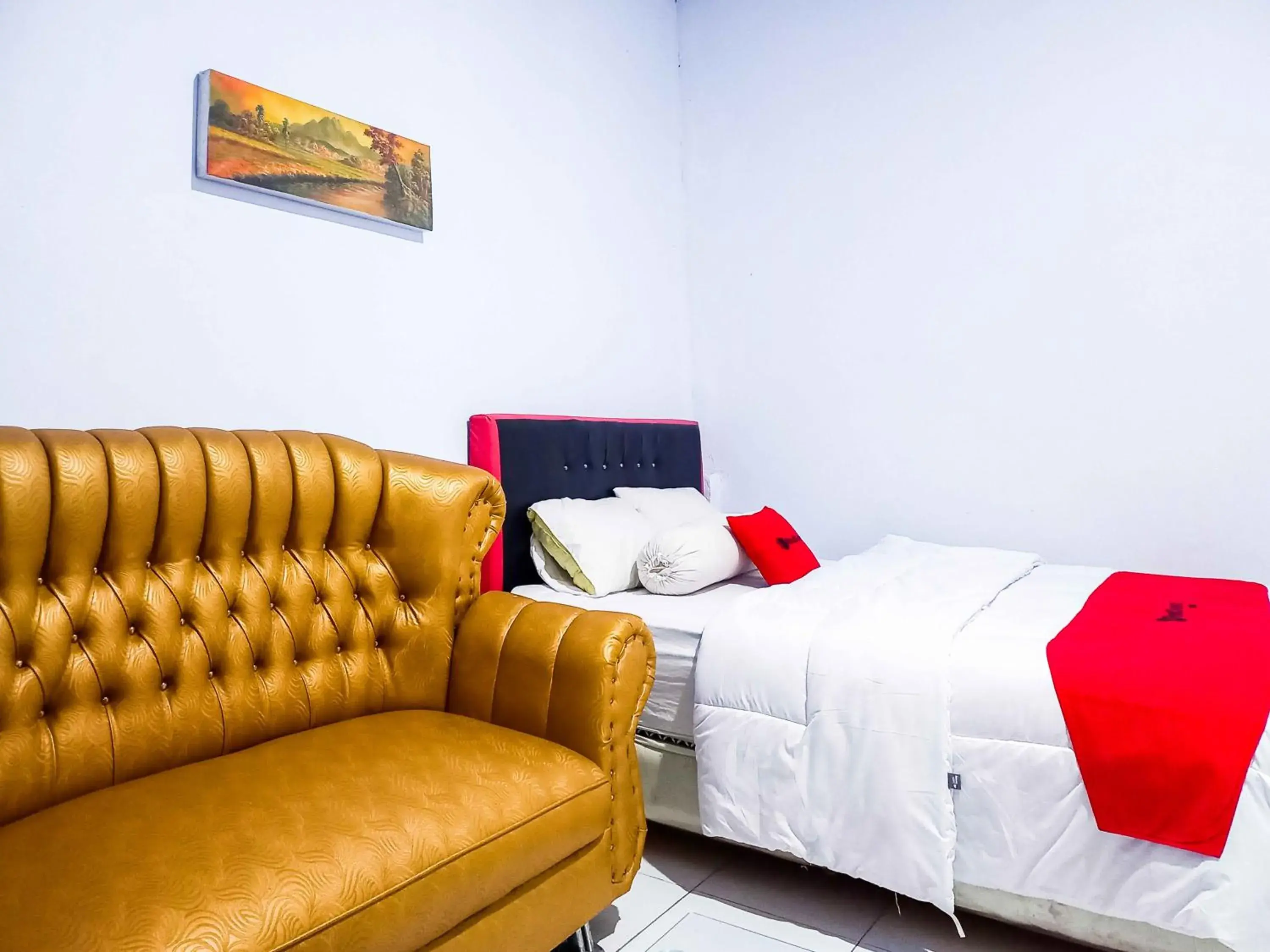Deluxe Double Room in RedDoorz @ Lolak Bolaang Mongondow Deluxe Double Room in RedDoorz @ Lolak Bolaang Mongondow