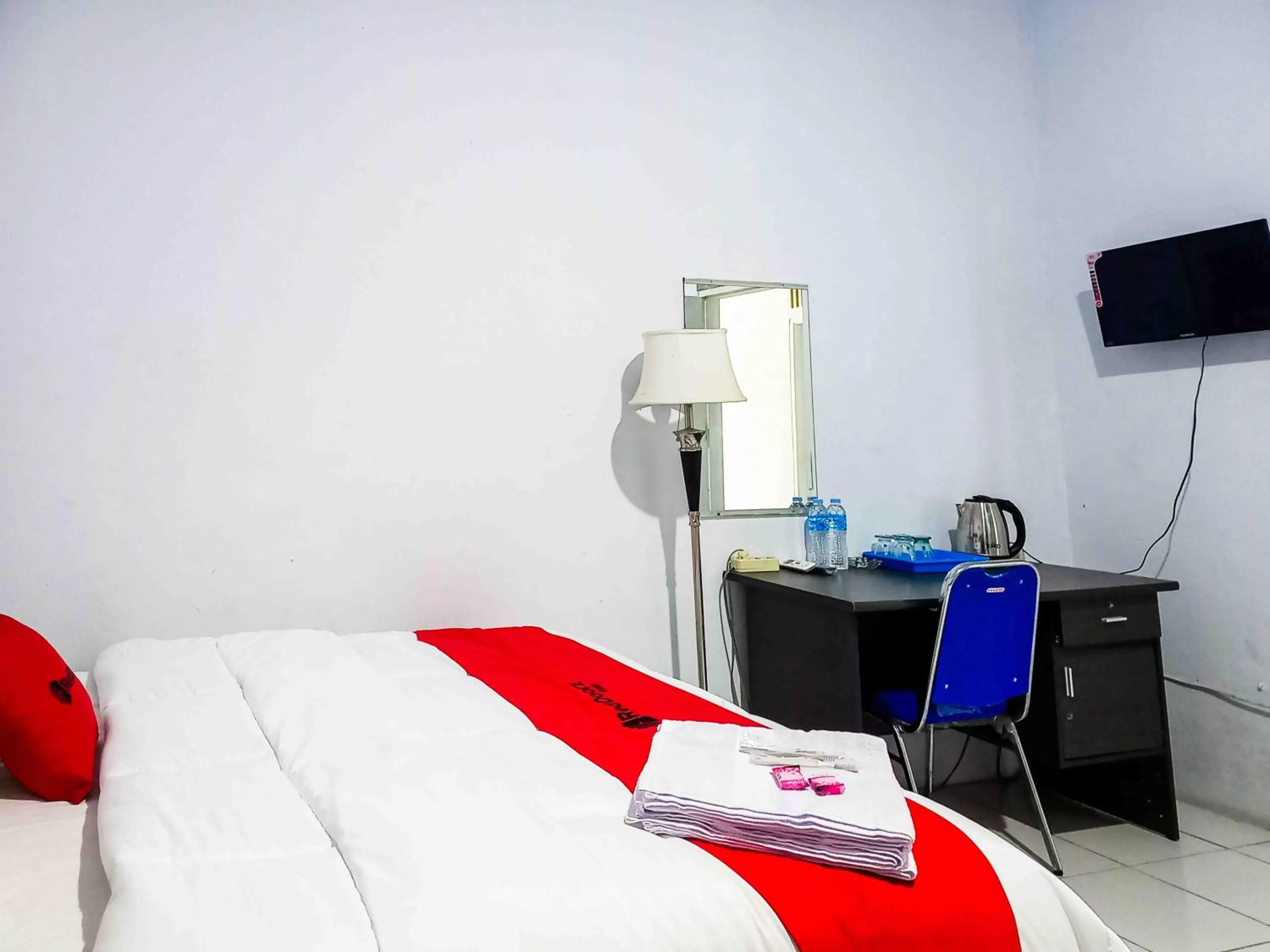 Bed in RedDoorz @ Lolak Bolaang Mongondow