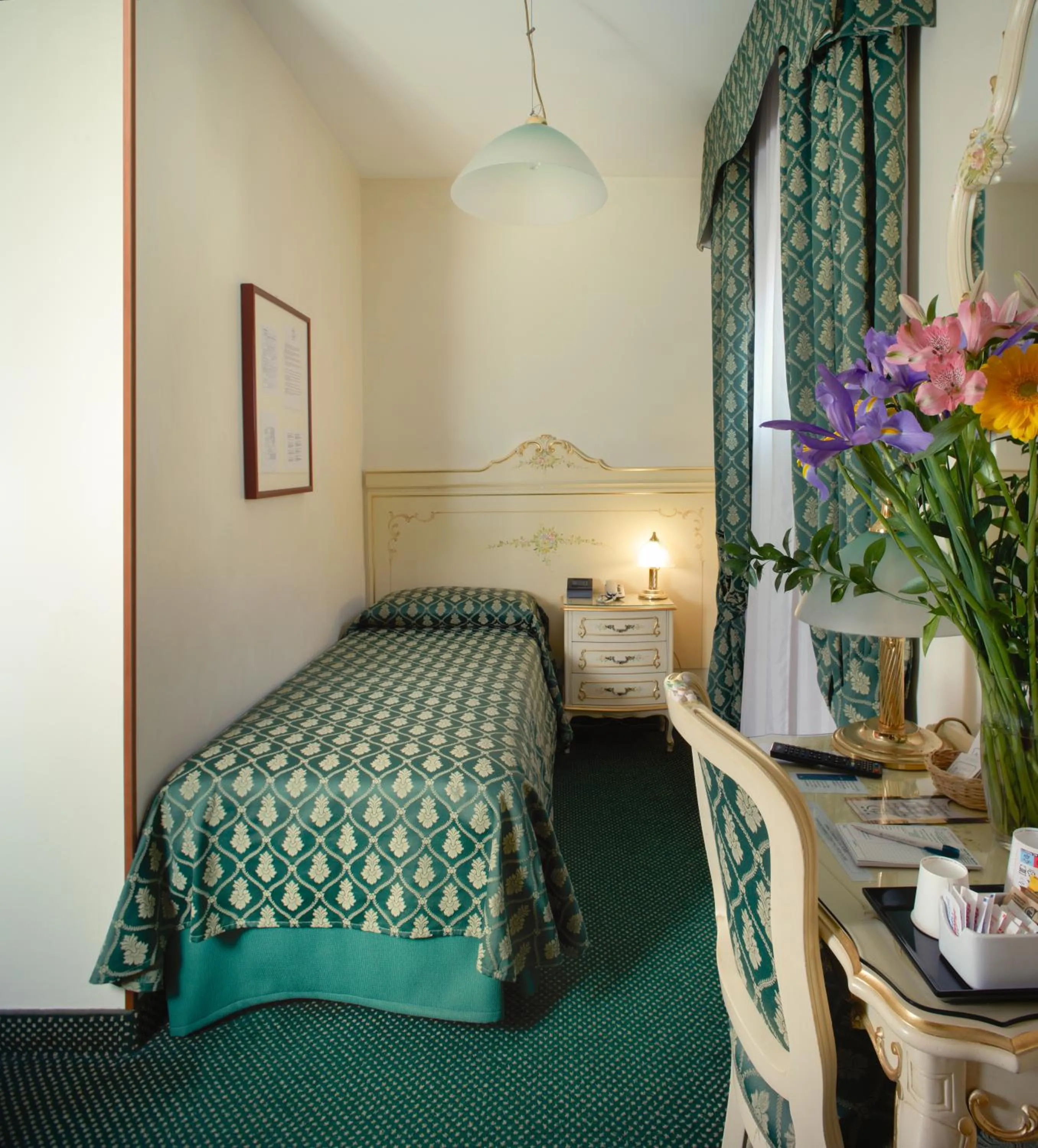 Bedroom, Bed in Hotel Commercio & Pellegrino