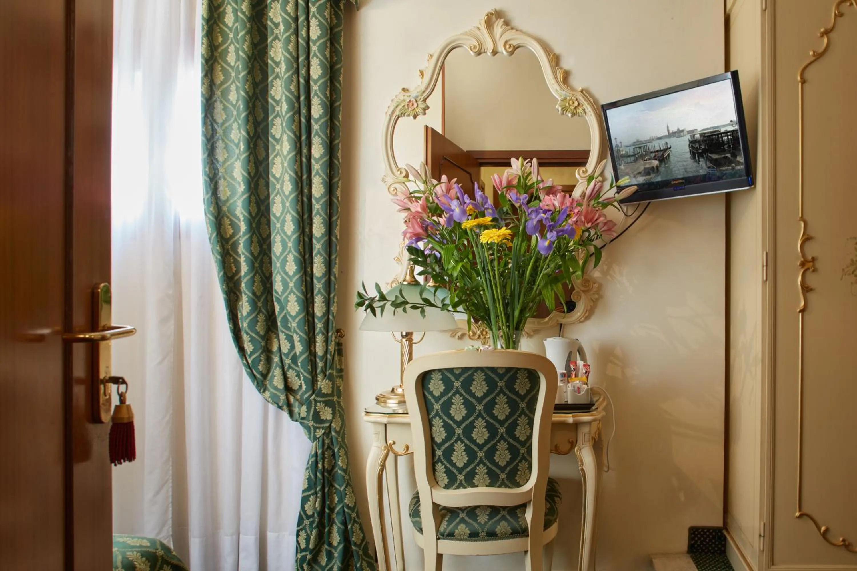 TV and multimedia in Hotel Commercio & Pellegrino