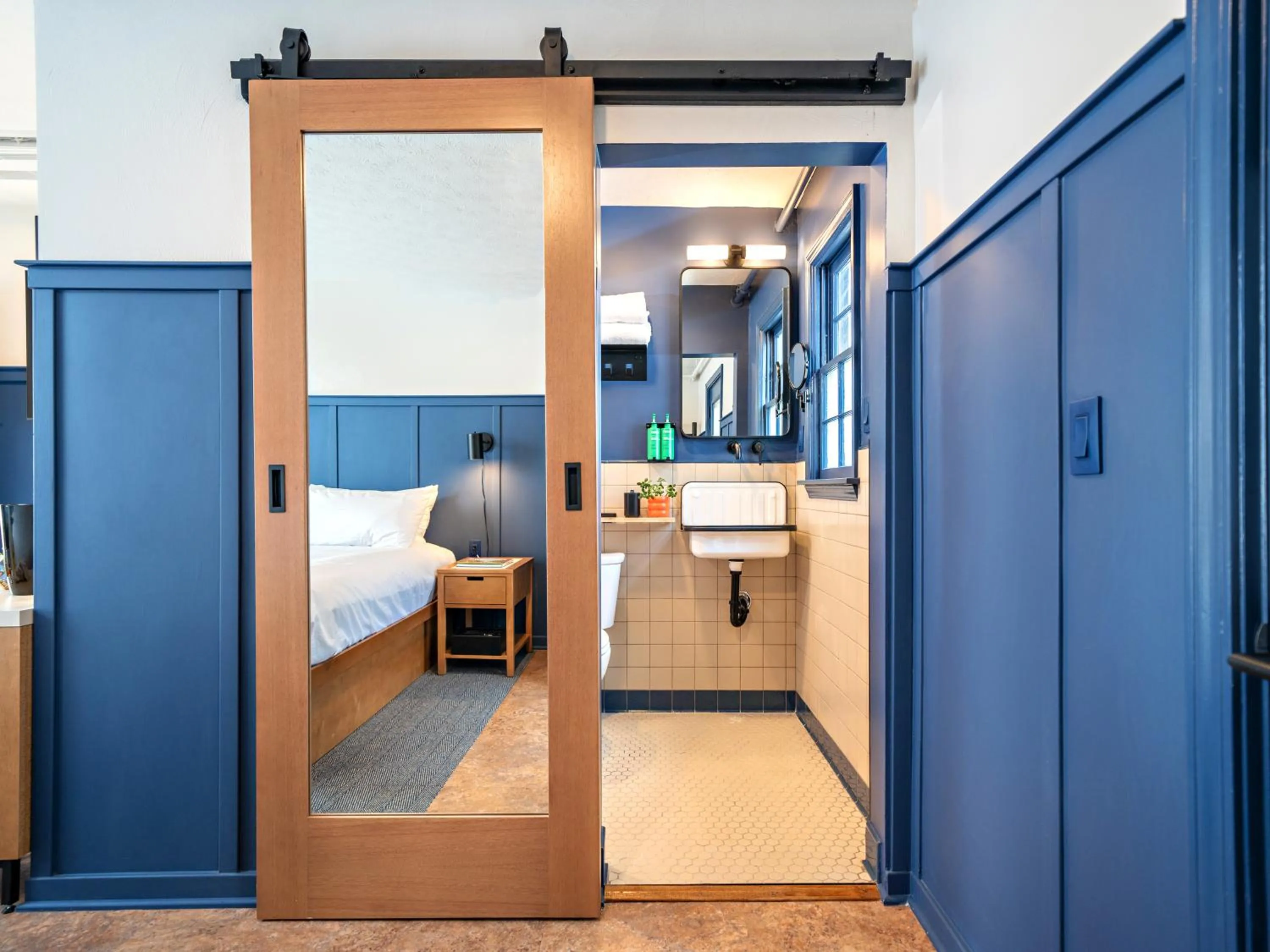 Bathroom, Bed in Bardstown Motor Lodge