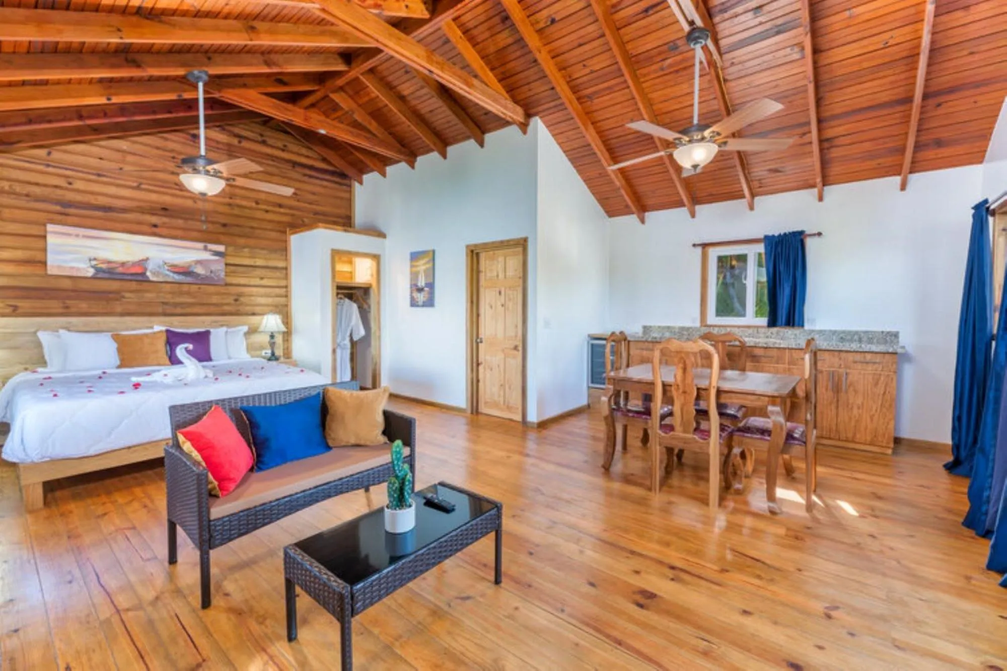 Seating area, Bed in Hotel and Dive Center Roatan Yacht Club