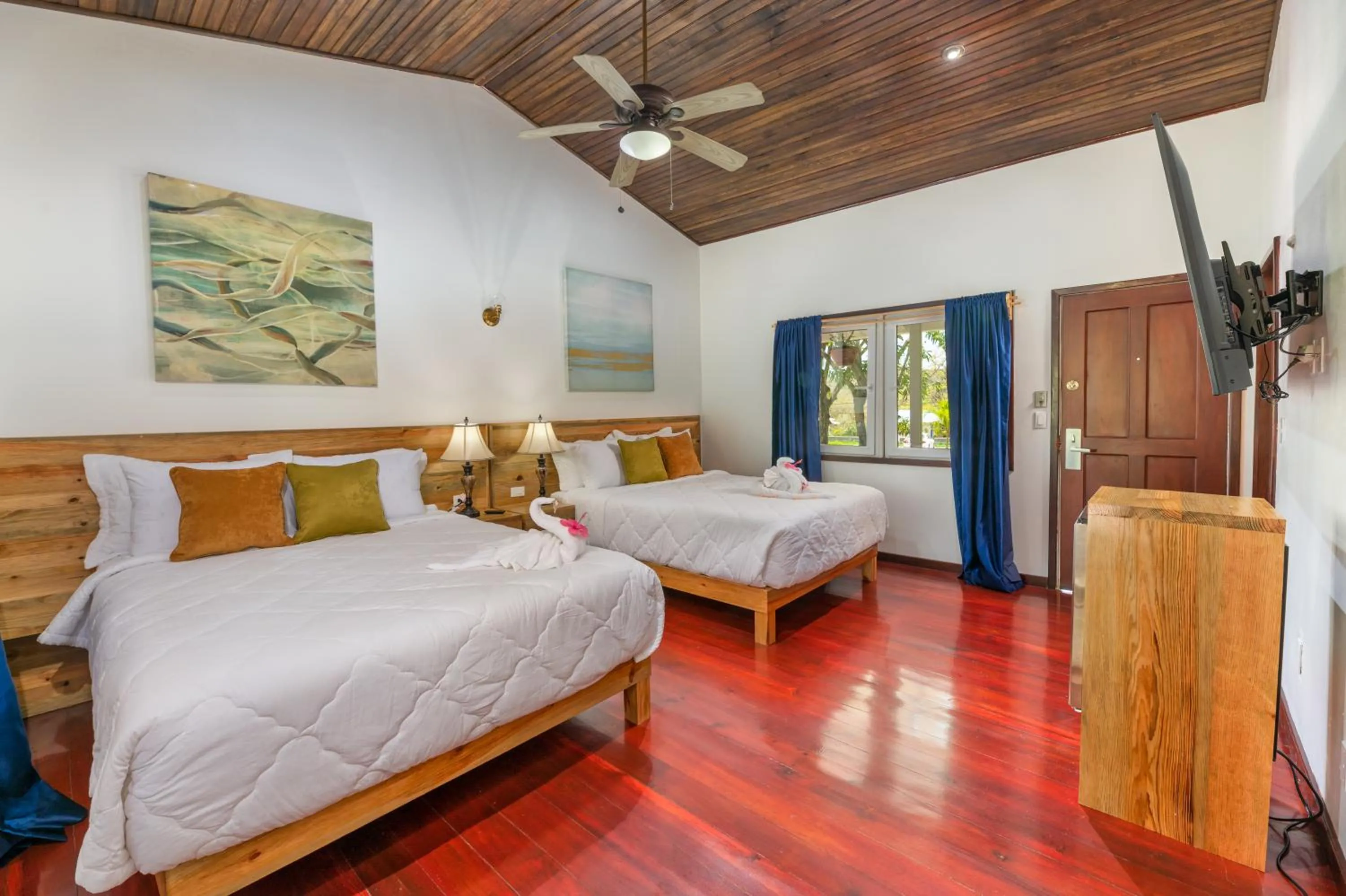 Bed in Hotel and Dive Center Roatan Yacht Club
