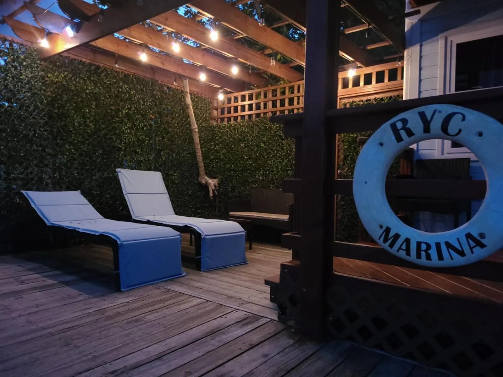 Seating area in Hotel and Dive Center Roatan Yacht Club