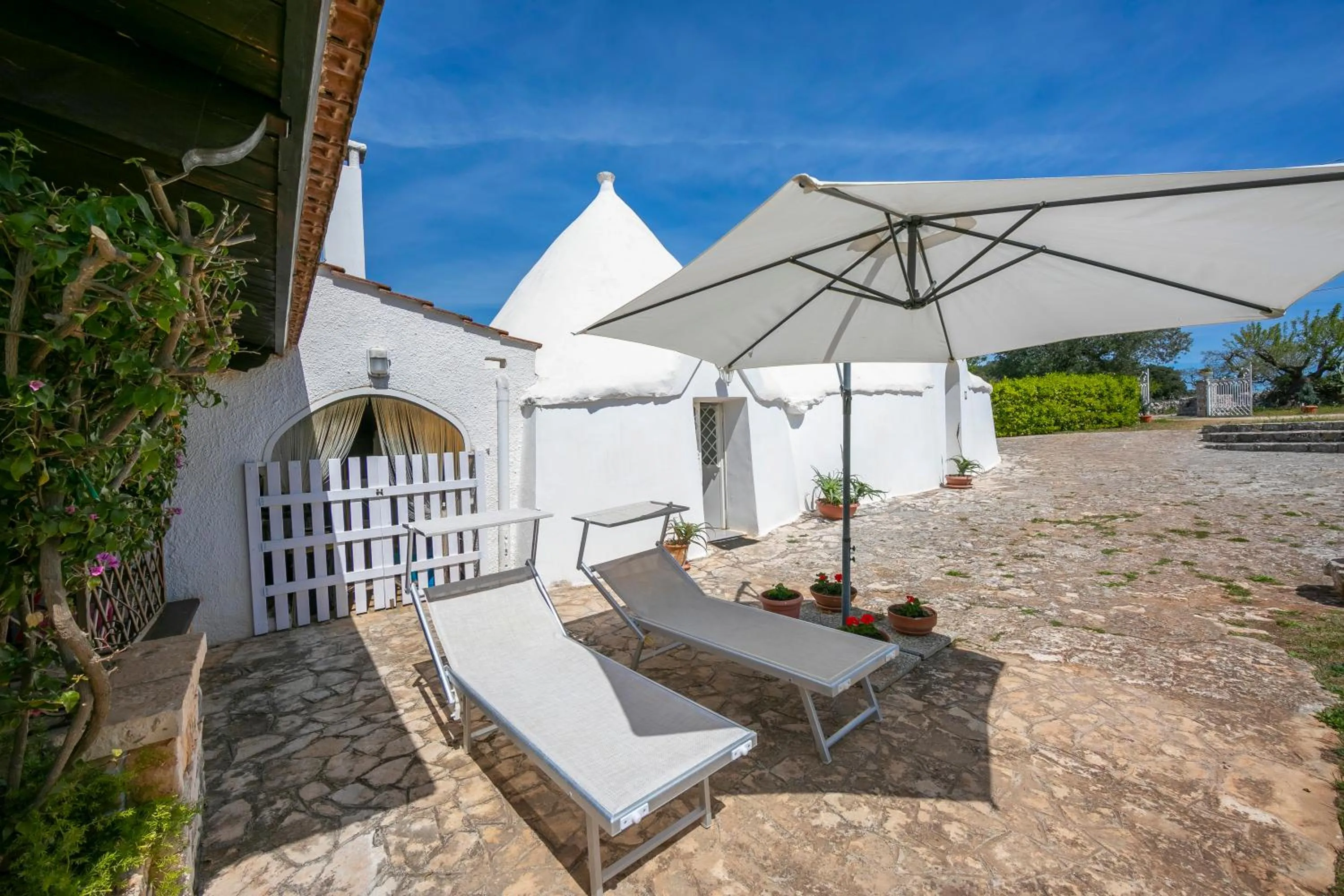Garden in La Casa Sulla Roccia Trulli Pool - Happy Rentals