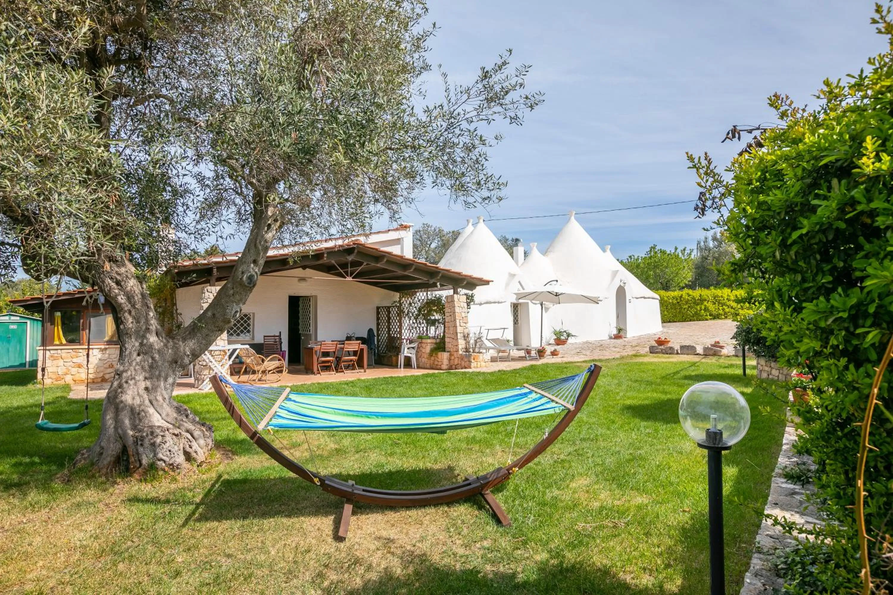 Garden in La Casa Sulla Roccia Trulli Pool - Happy Rentals