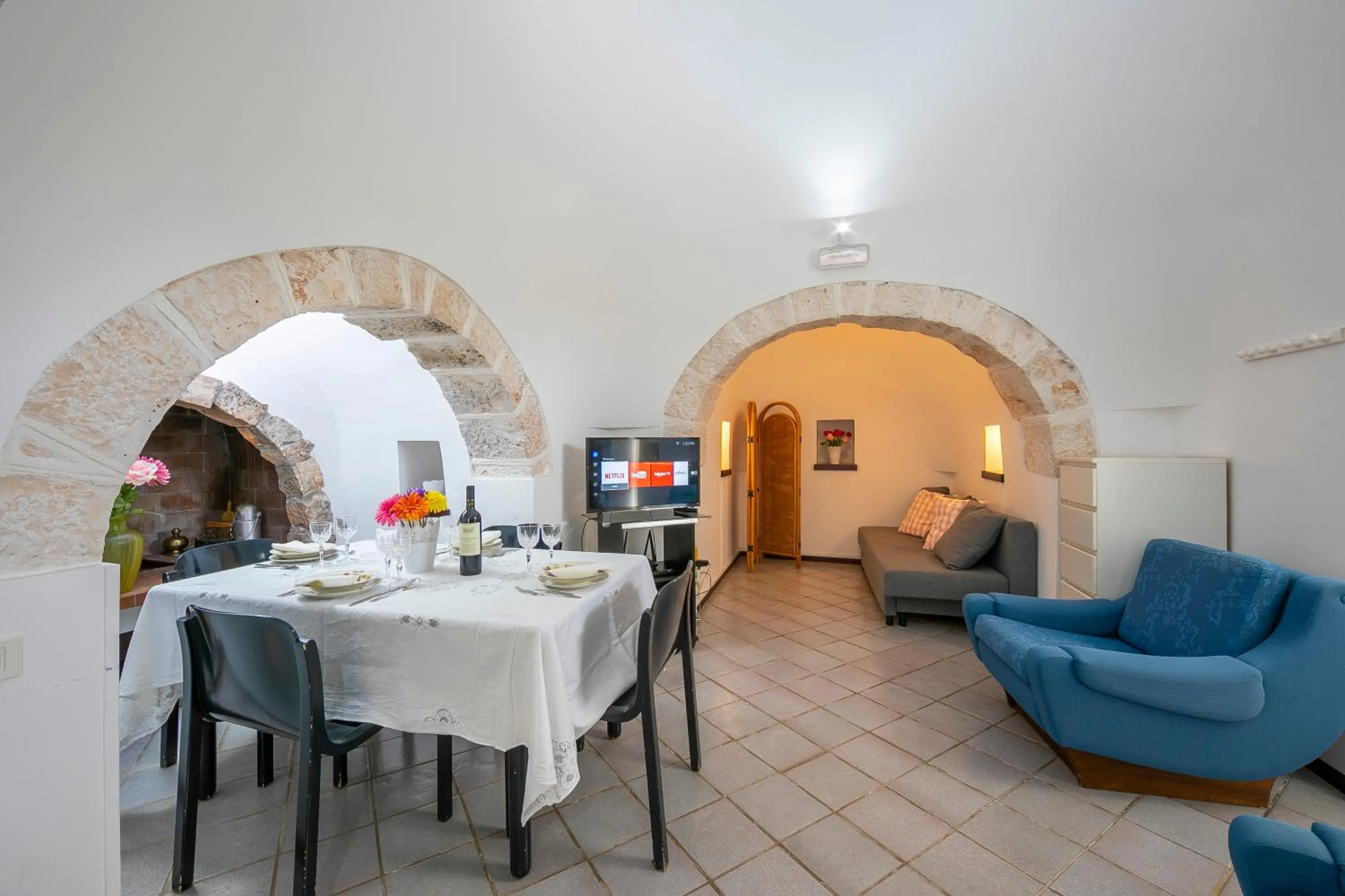 Living room in La Casa Sulla Roccia Trulli Pool - Happy Rentals