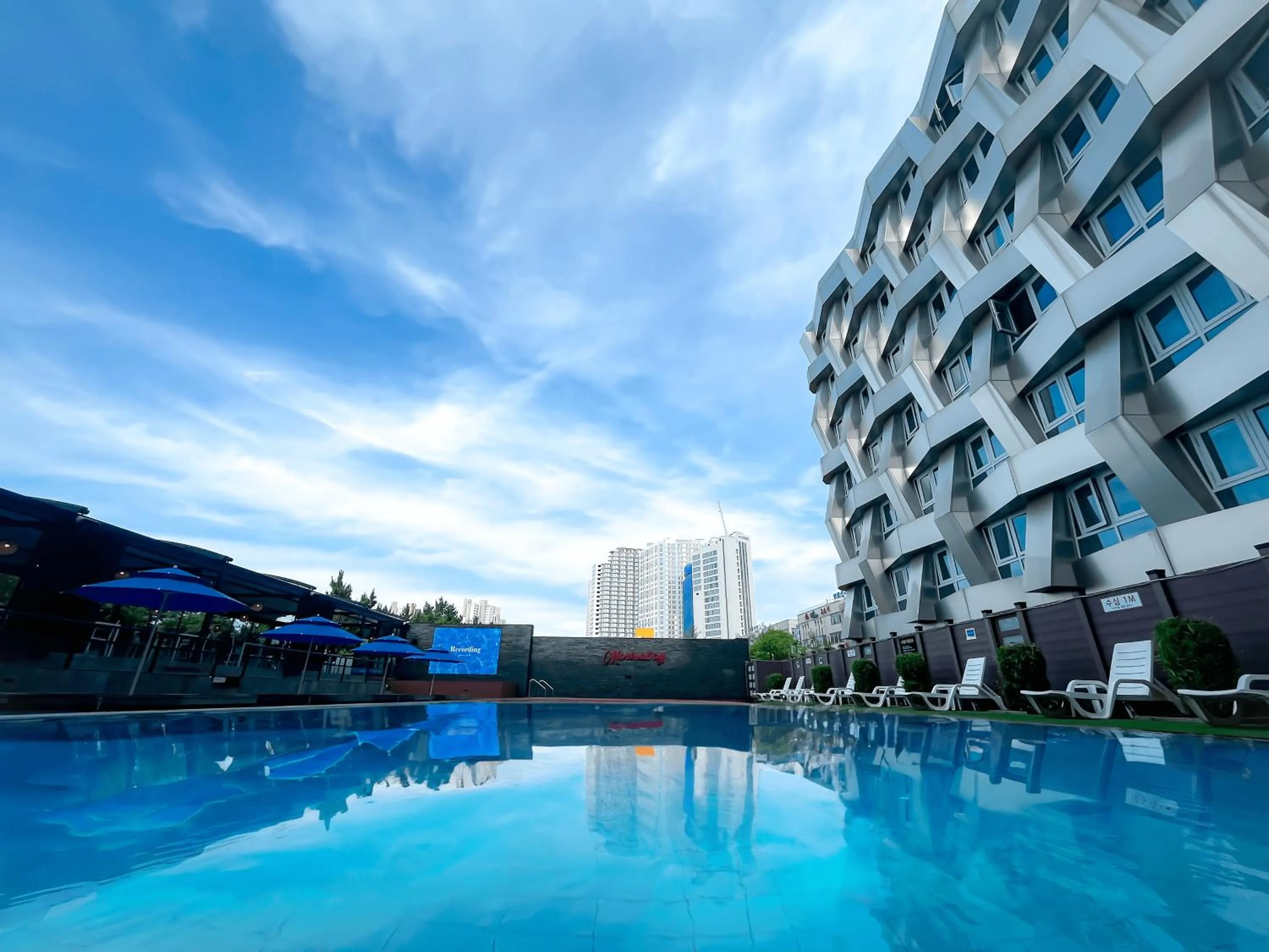 Swimming pool in Chungchoho Best Hotel