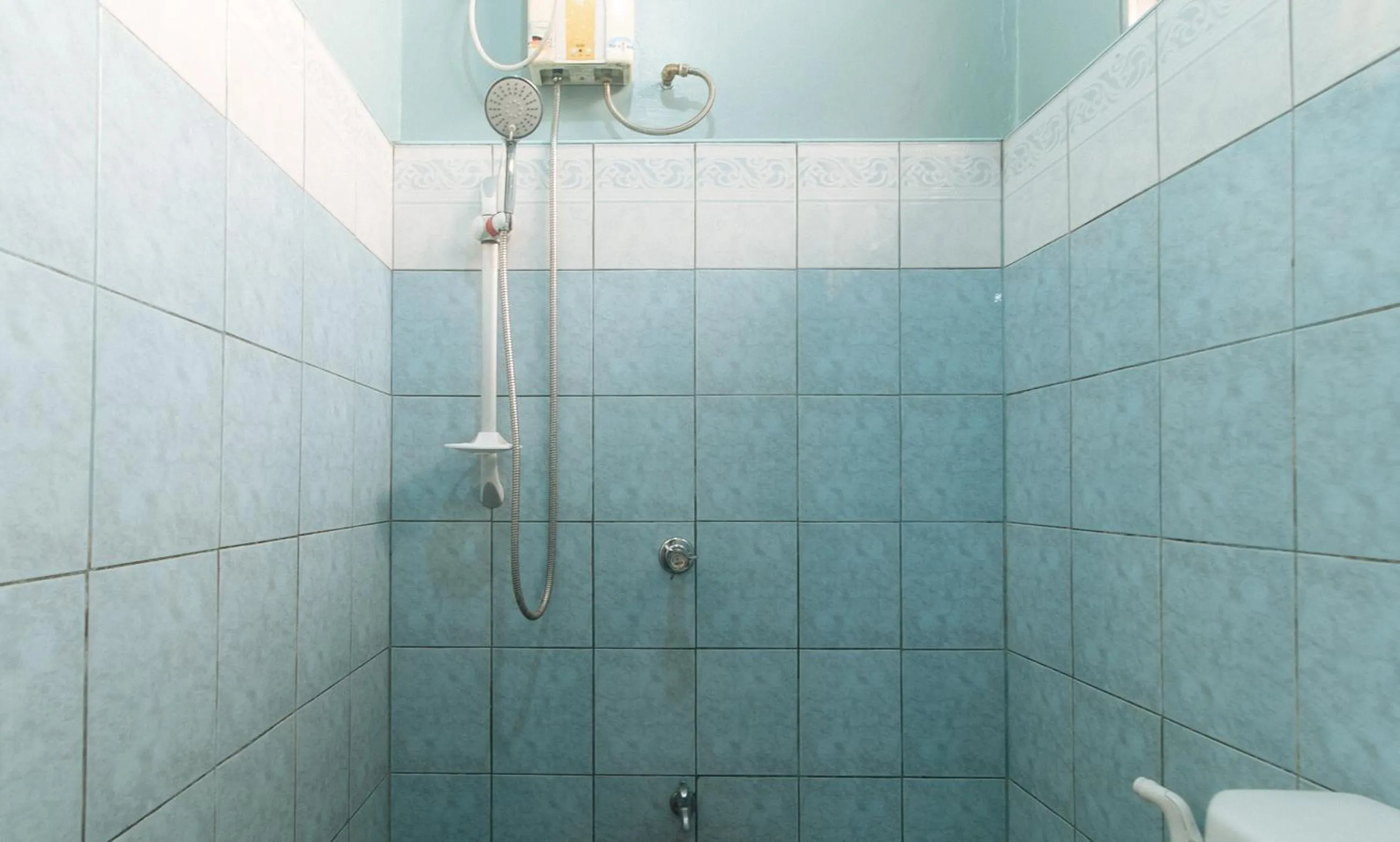 Shower in RedDoorz Hostel at MRC Residences Baguio