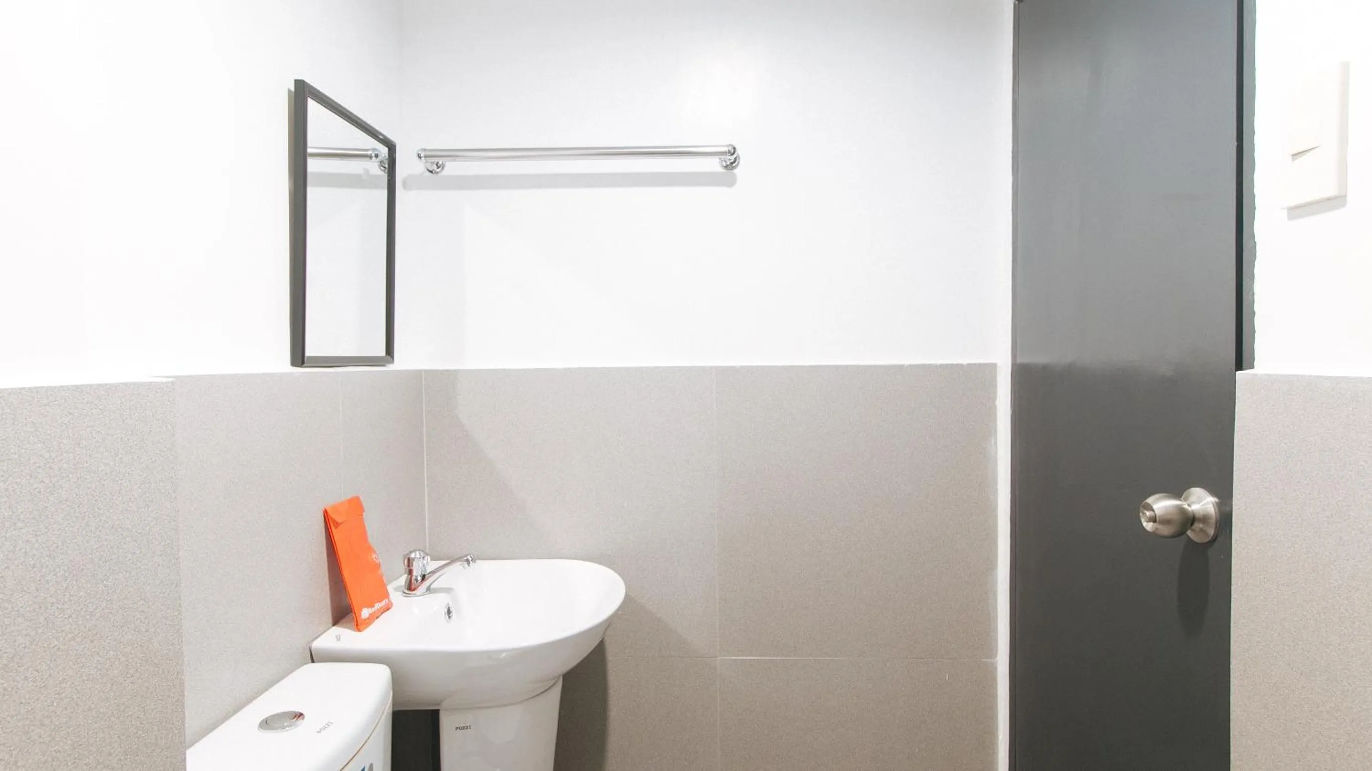 Toilet in RedDoorz @ KBL Transient Inn San Fernando