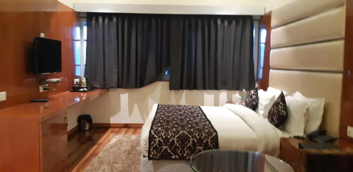 TV and multimedia, Bed in Grand Geet Hotels