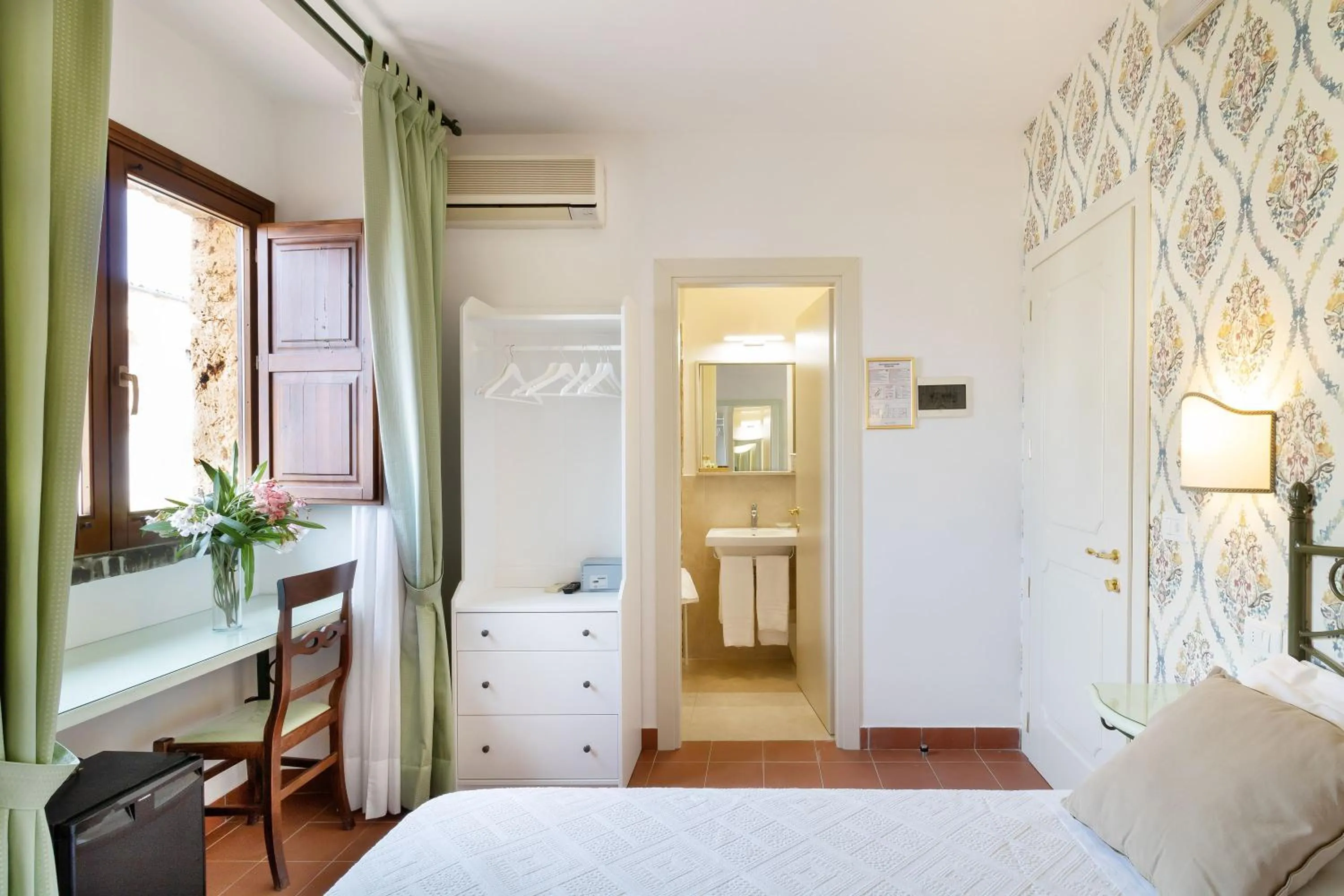 Bedroom, Bed in Hotel Villa Favorita