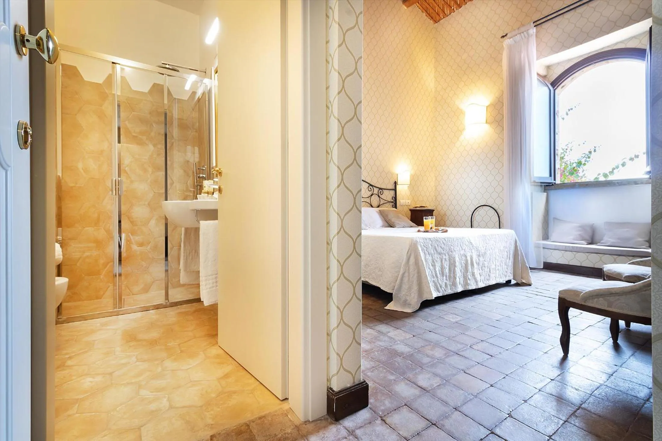 Bathroom, Bed in Hotel Villa Favorita