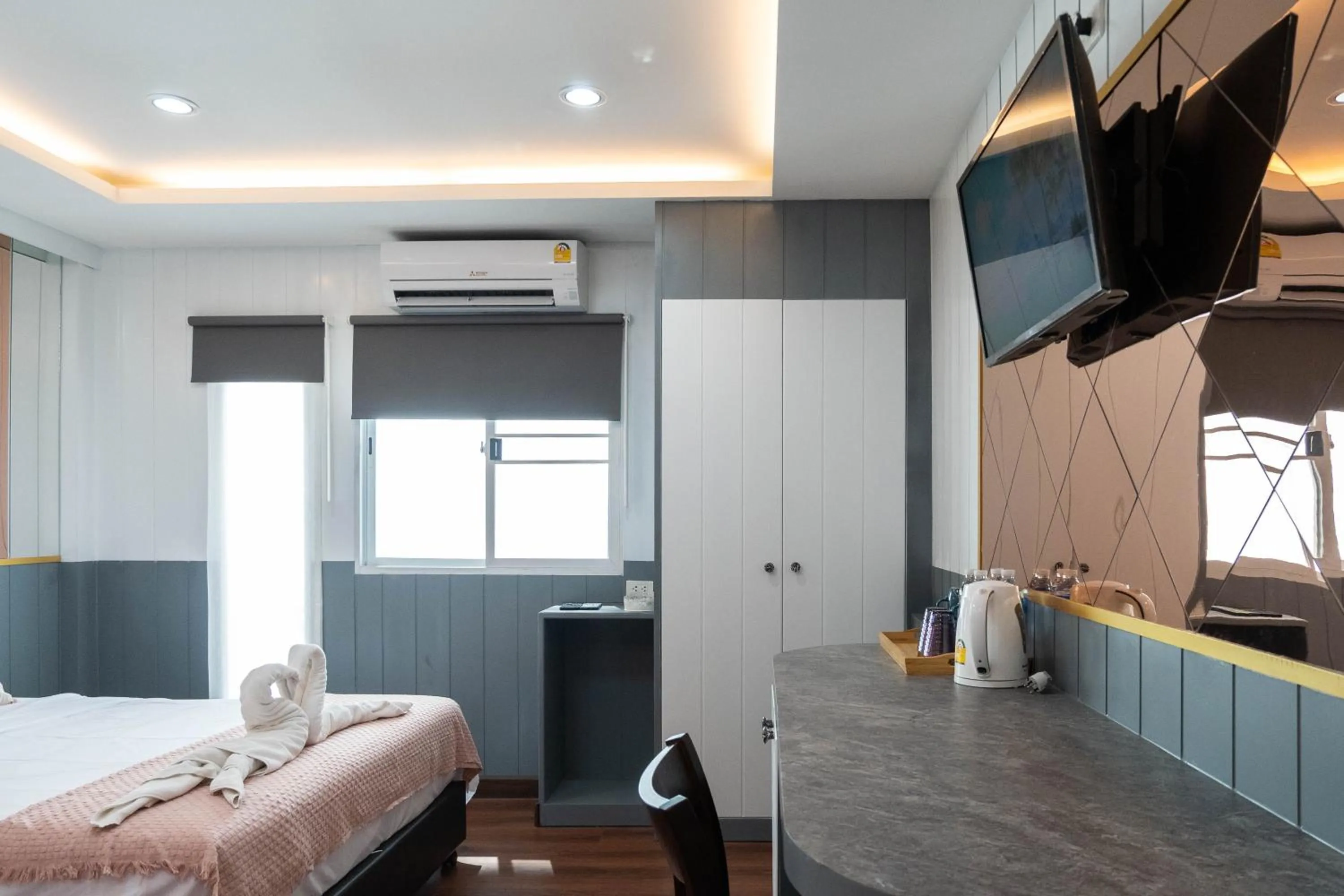 Communal lounge/ TV room, Bed in Usman Halal Home