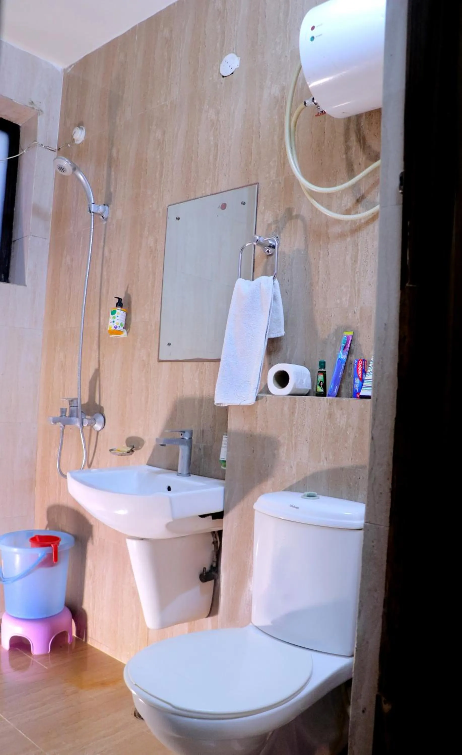 Bathroom in Hotel Panache 500 Mtrs From Shri Krishna Janma bhumi Teample