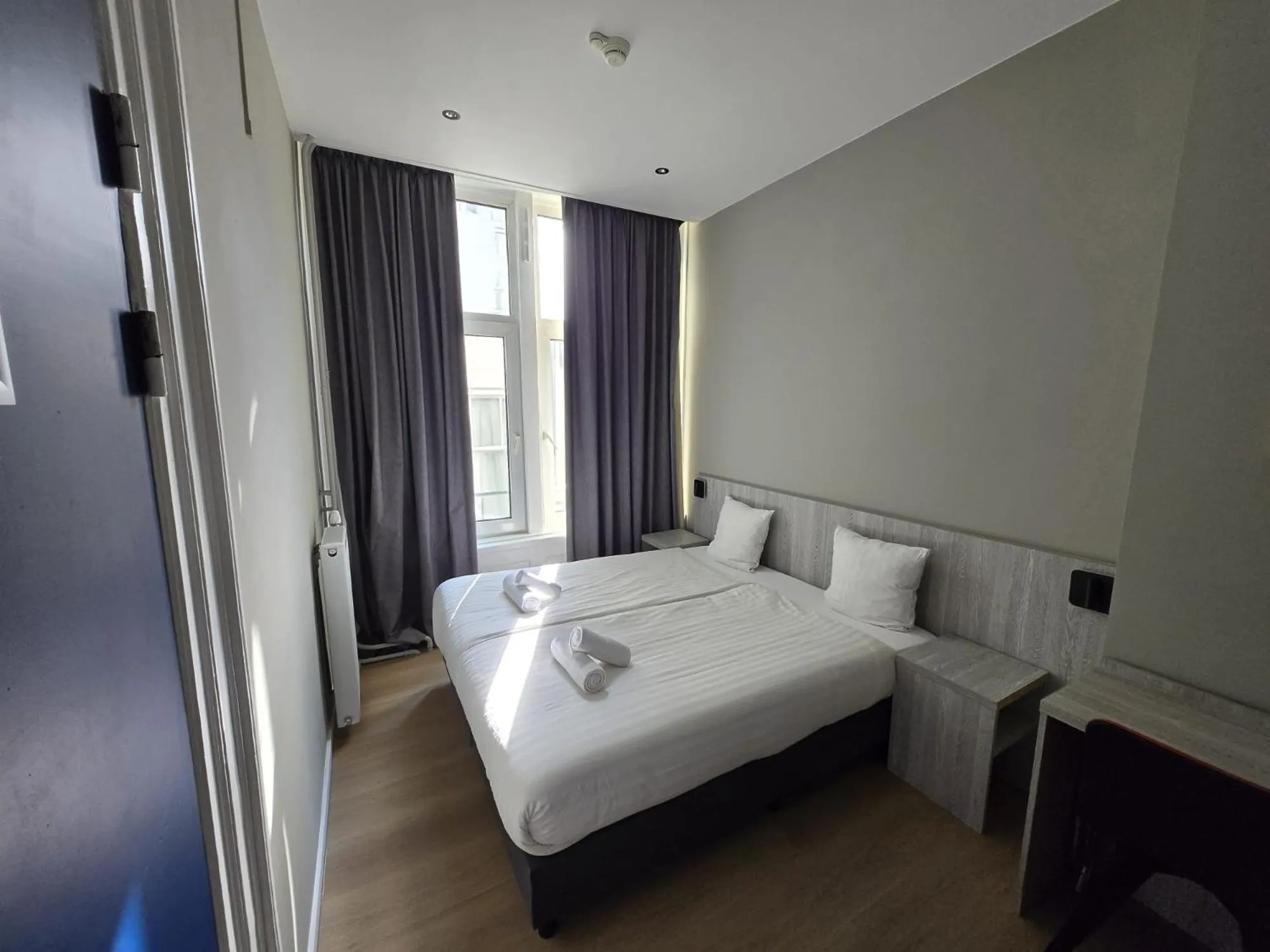 Photo of the whole room, Bed in The Crown Hotel