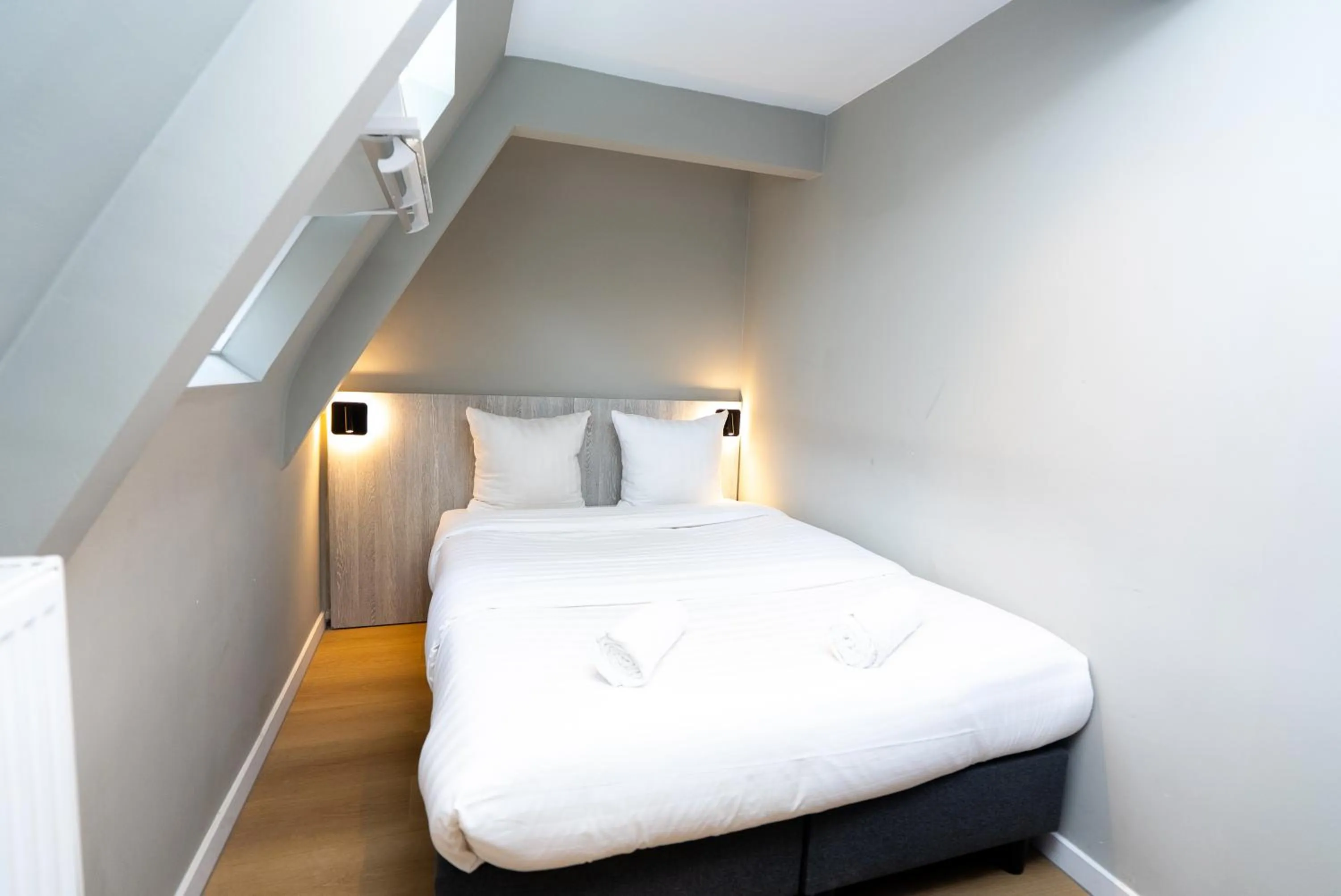 Bedroom, Bed in The Crown Hotel