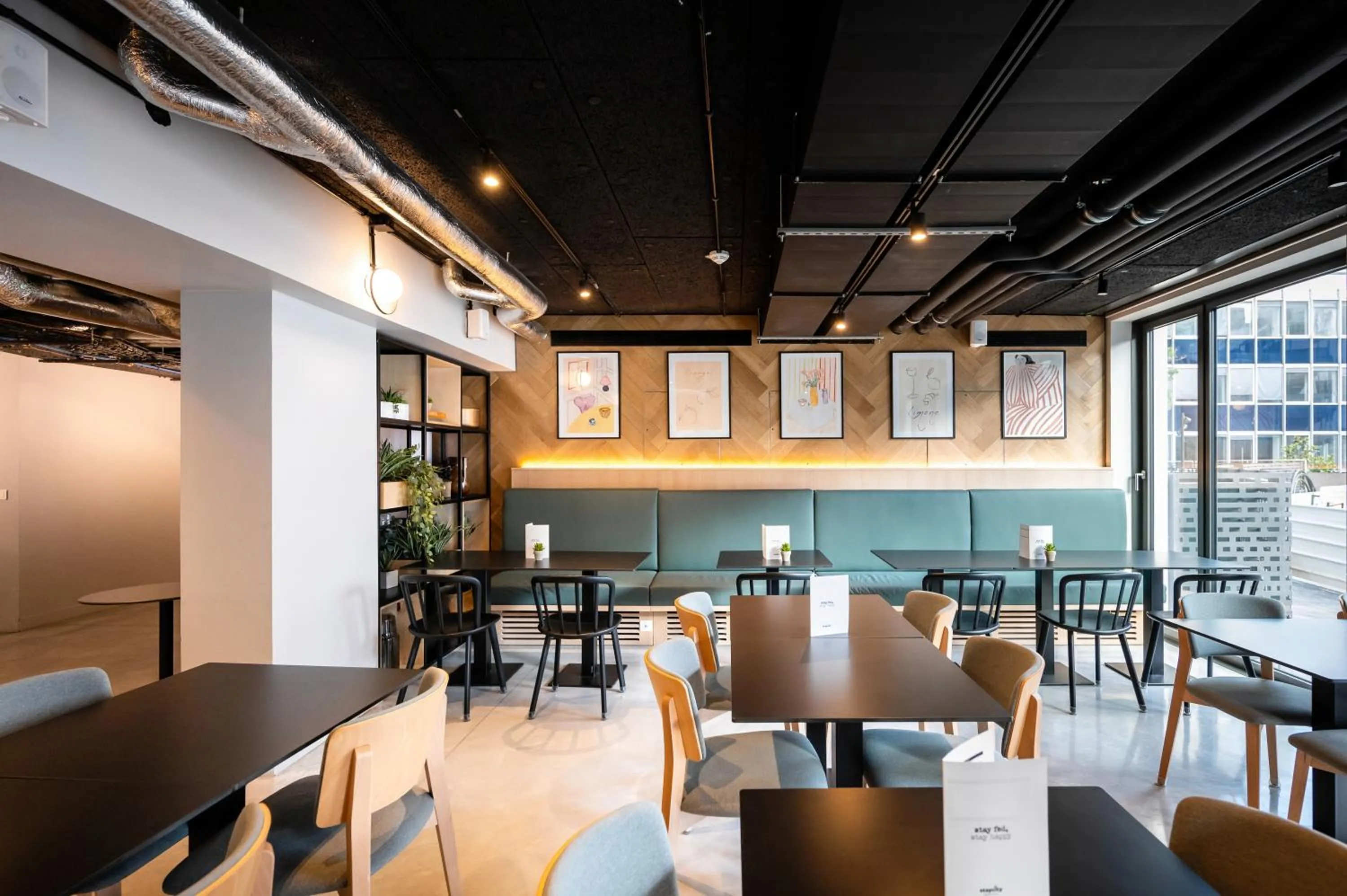 Dining area in Staycity Aparthotels Paris La Defense