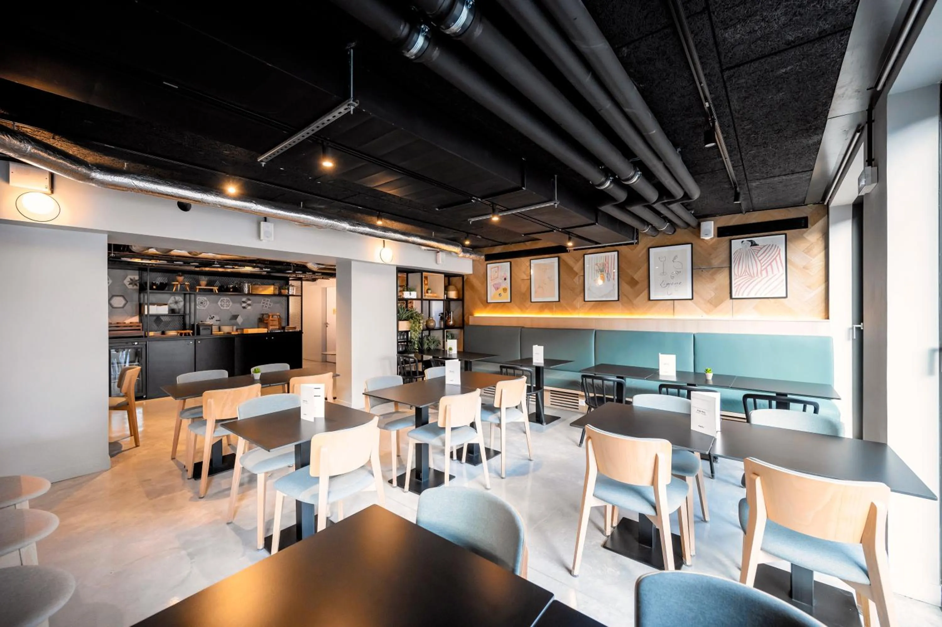 Dining area in Staycity Aparthotels Paris La Defense