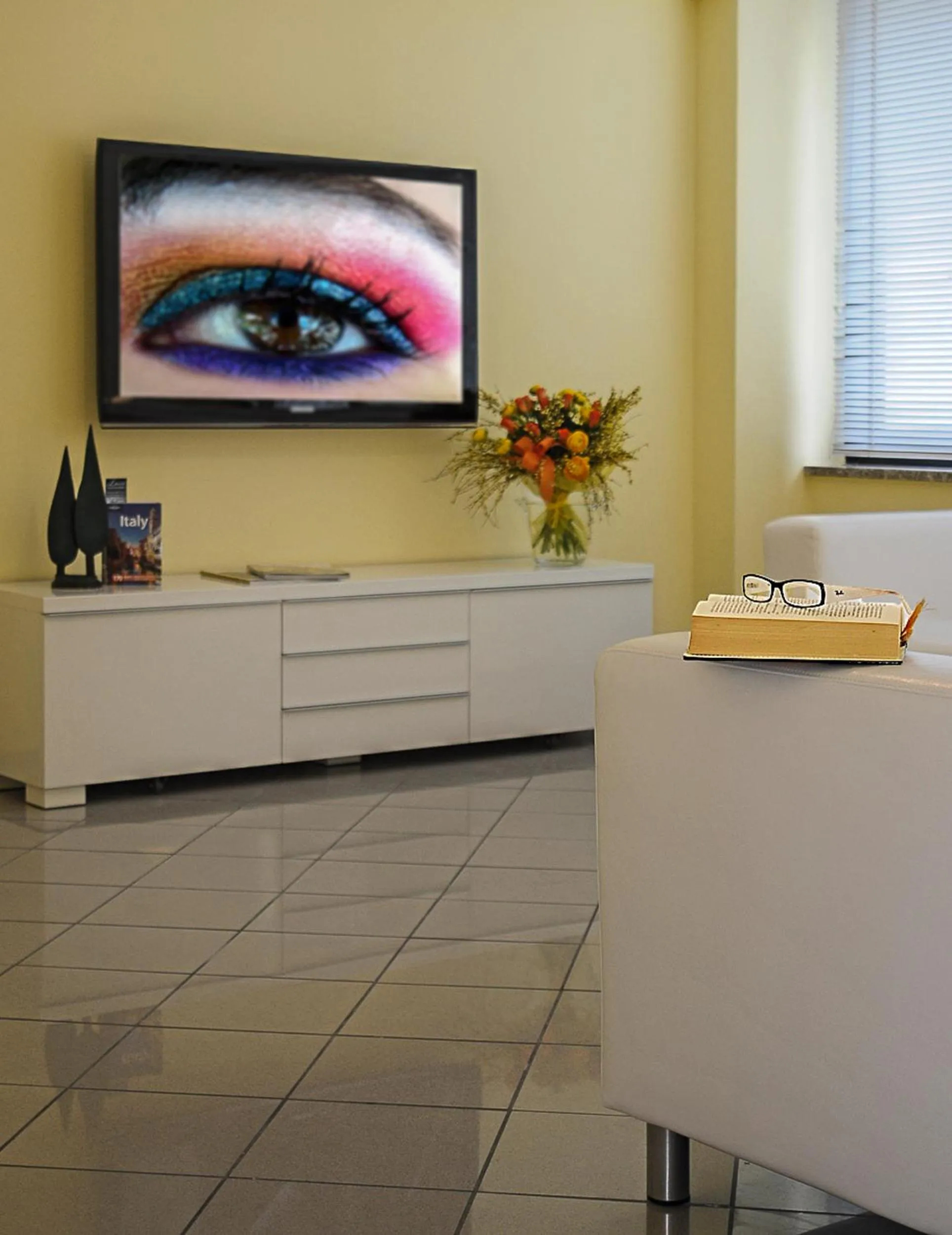 Communal lounge/ TV room in B&B Ai Cipressi