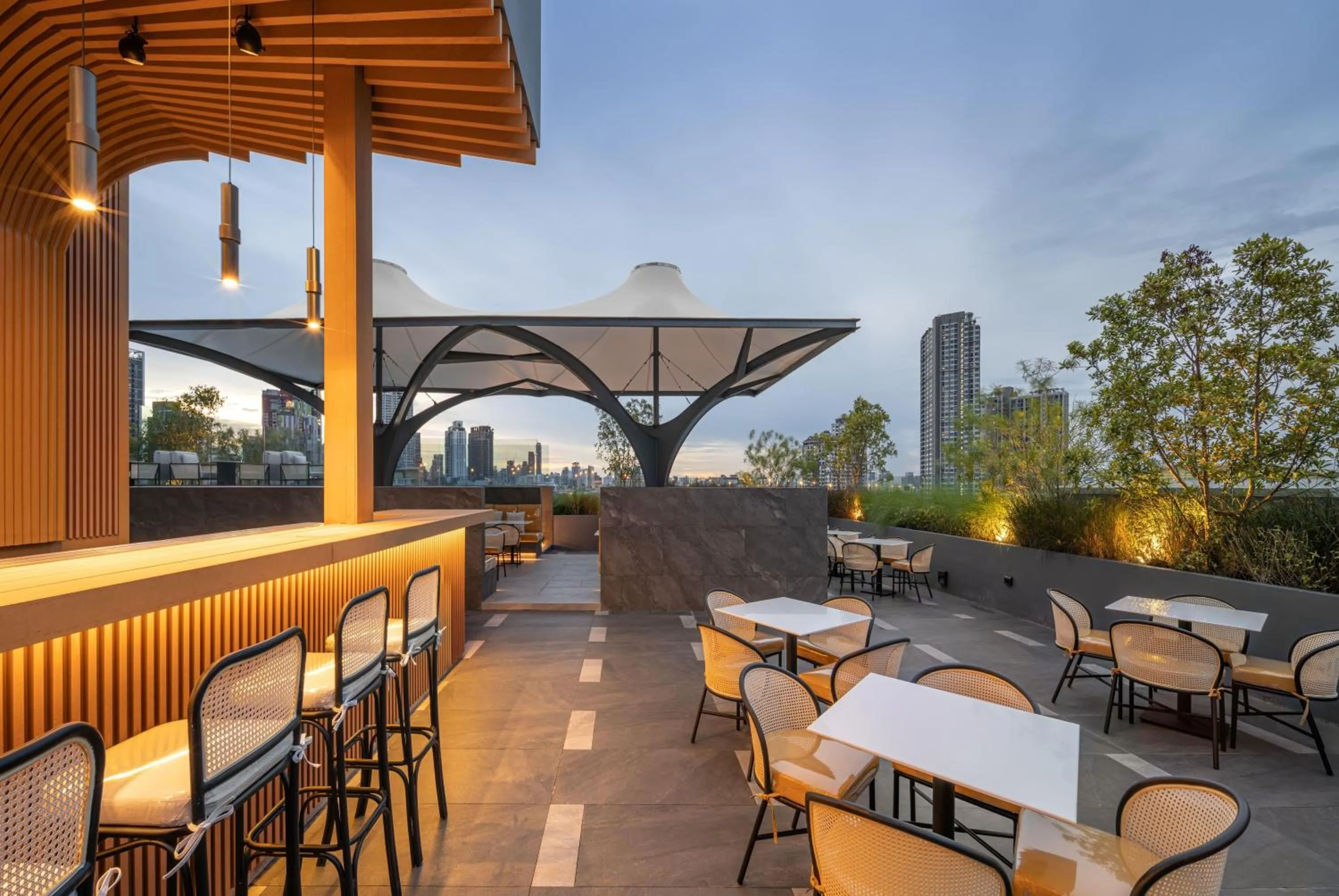 Lounge or bar in Ramada Plaza by Wyndham Bangkok Sukhumvit 48