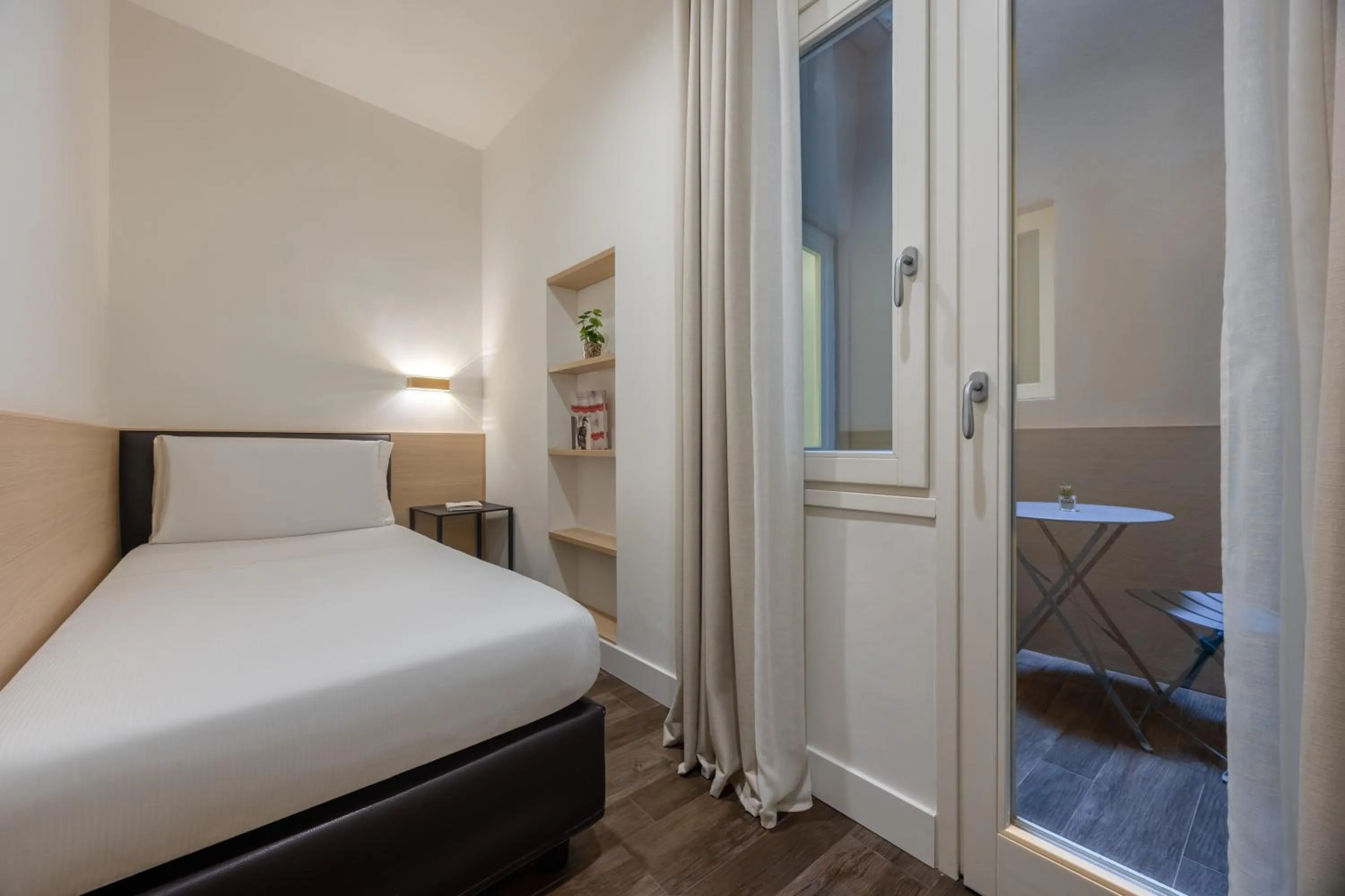 Bedroom, Bed in Globus Urban Hotel