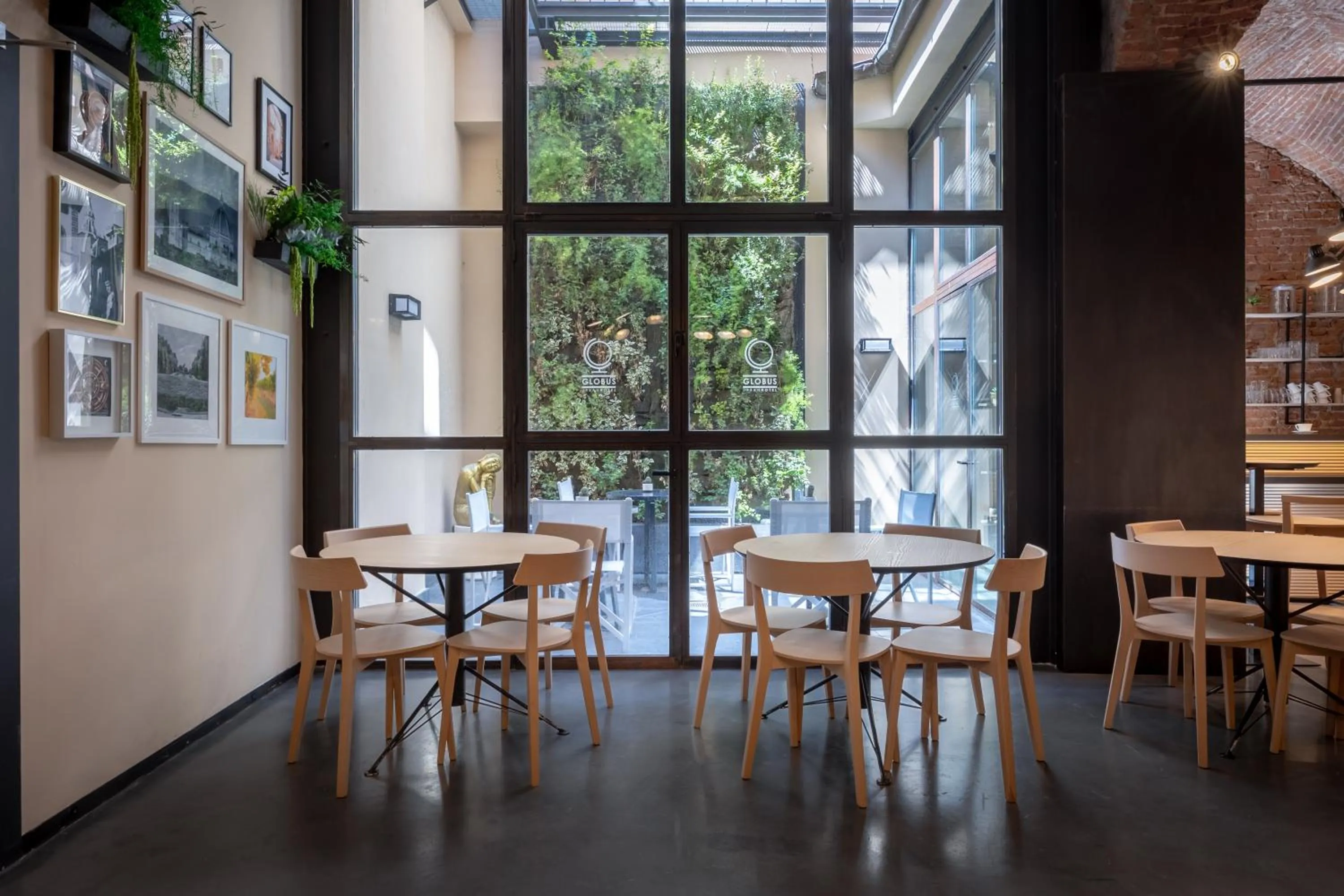 Communal lounge/ TV room in Globus Urban Hotel