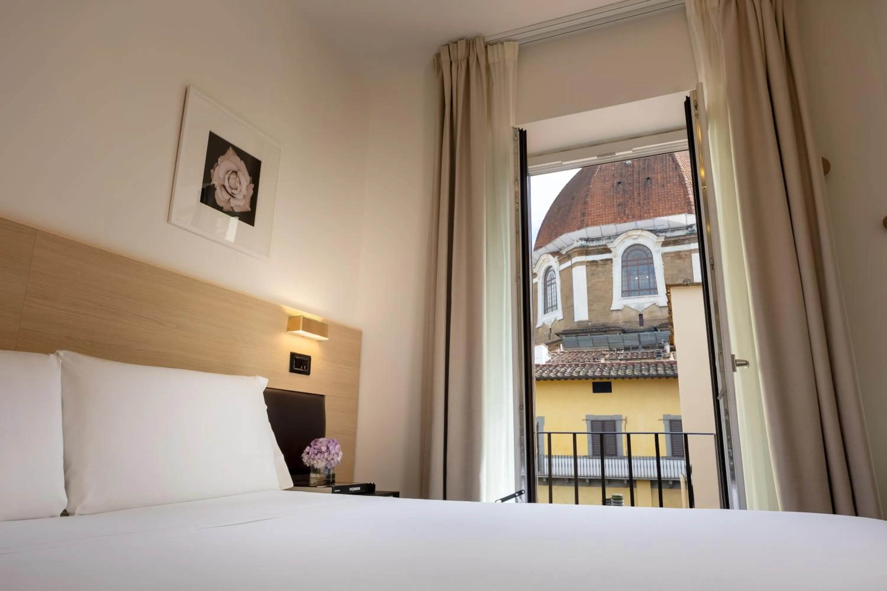 City view, Bed in Globus Urban Hotel