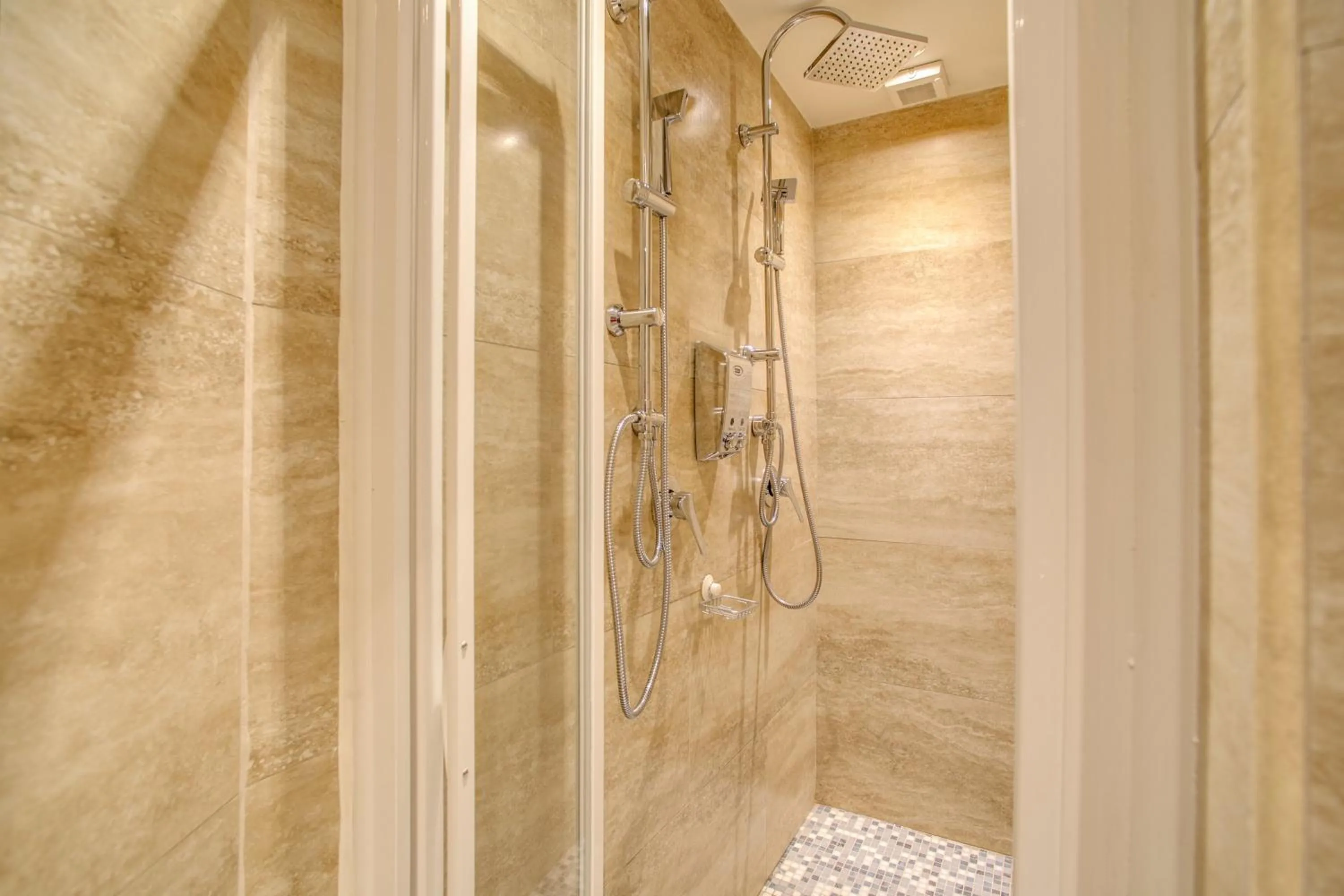 Shower in Hotel Aurelius