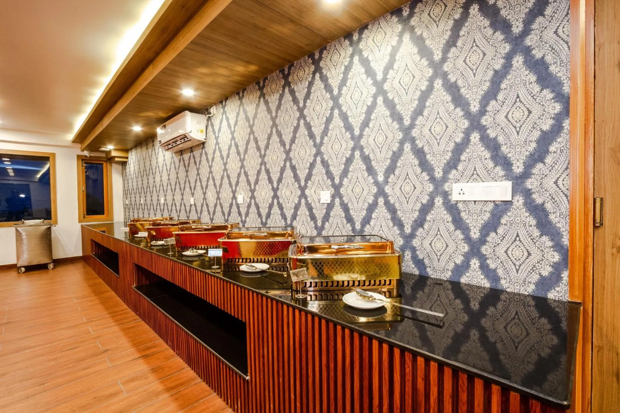 Restaurant/places to eat in Anand Vardhan Resorts