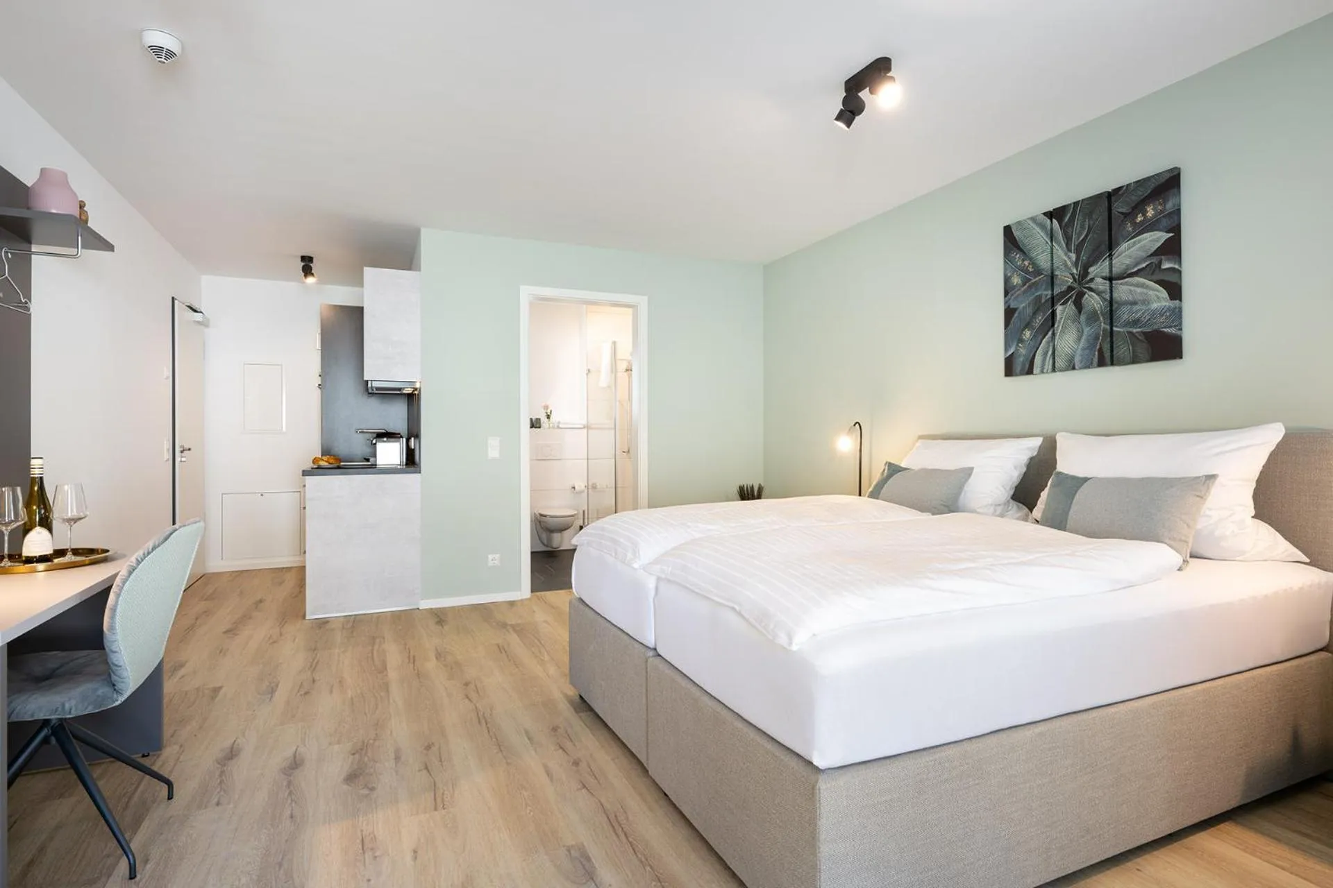 Bed in Snooze Apartments Alling