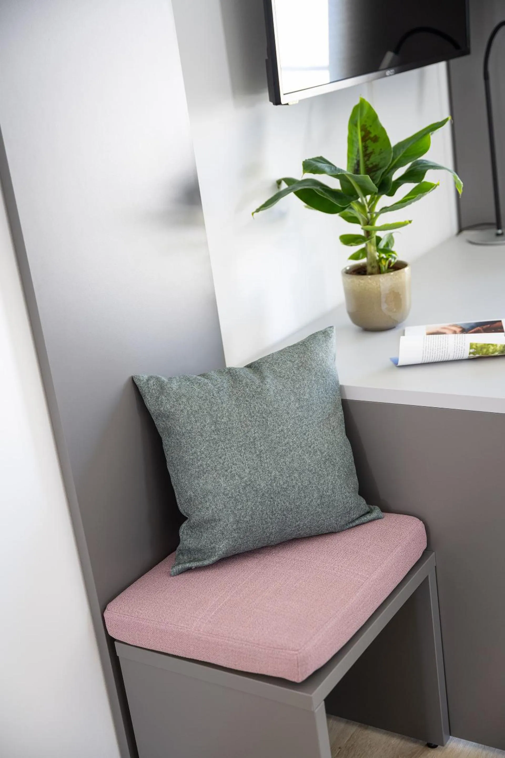 wardrobe in Snooze Apartments Alling