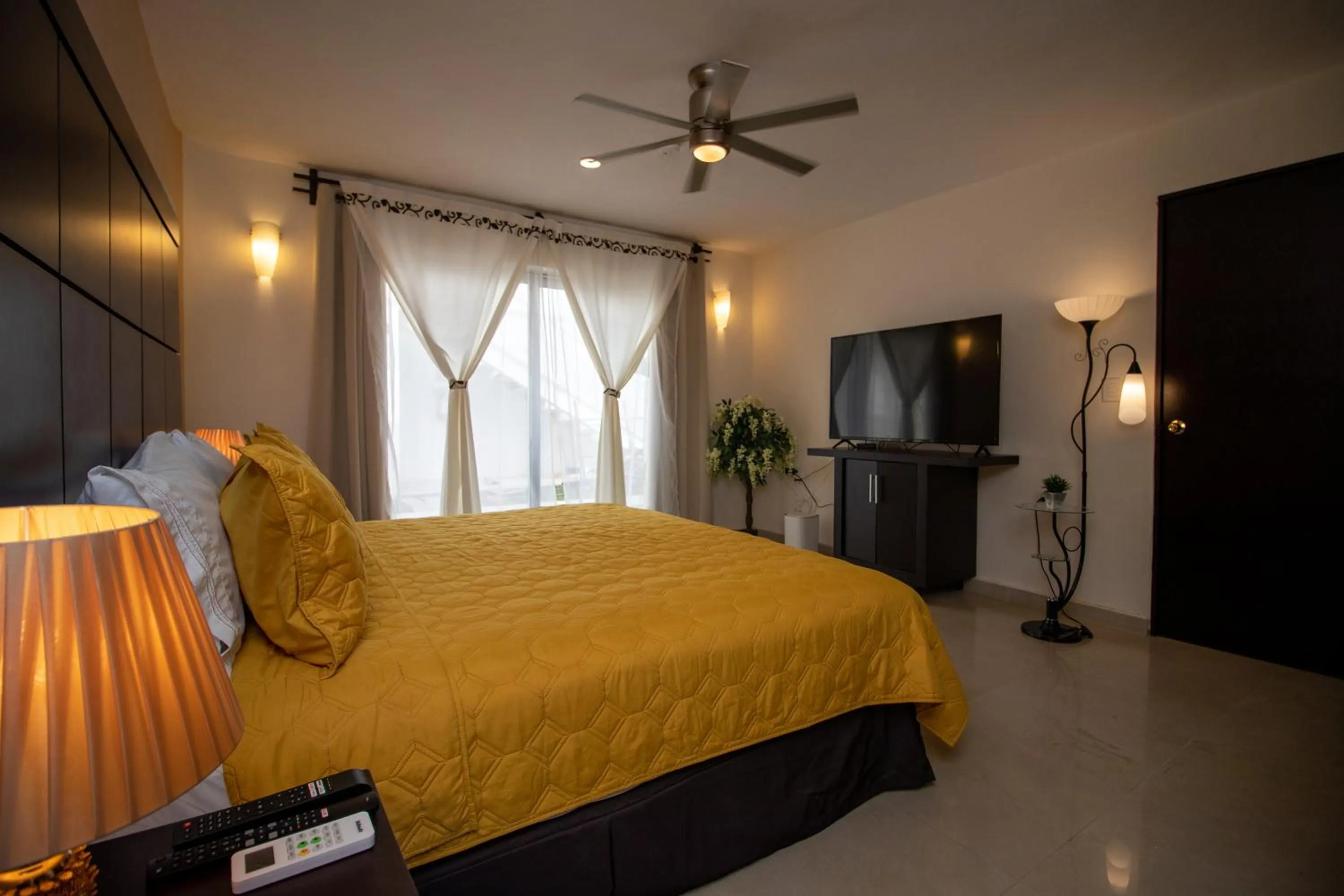 Communal lounge/ TV room, Bed in Hotel Villas Segovia Playa del Carmen