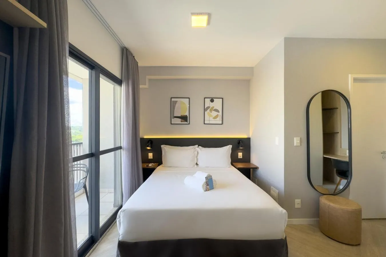Photo of the whole room, Bed in 360 Brooklin