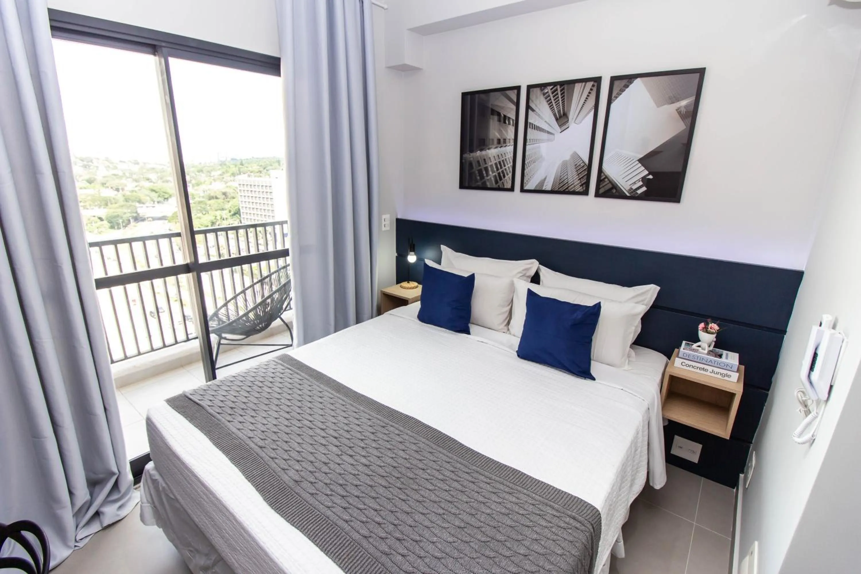 Photo of the whole room, Bed in 360 Brooklin